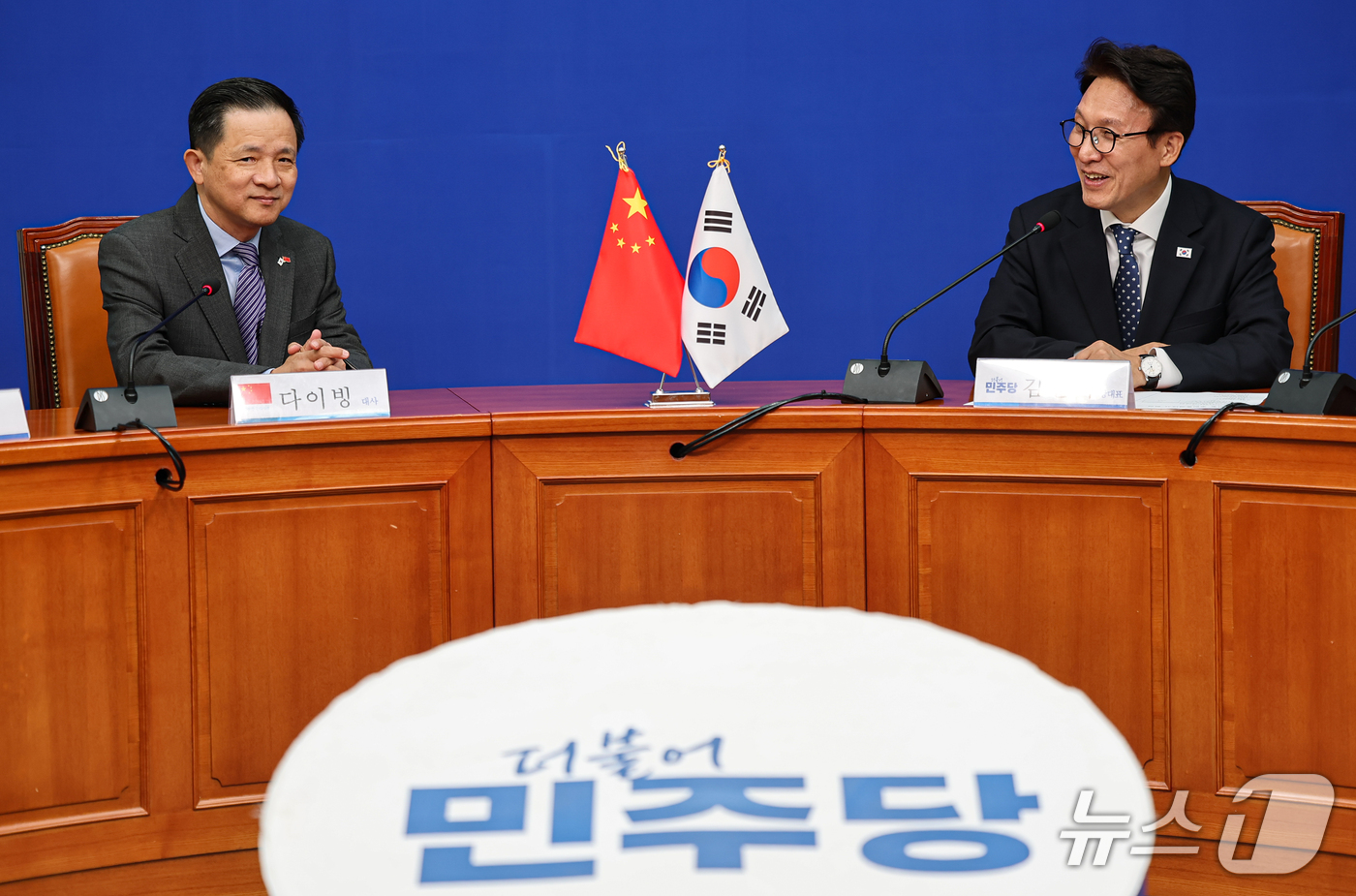 (서울=뉴스1) 김도우 기자 = 김민석 더불어민주당 대표가 8일 서울 여의도 국회에서 다이빙 주한중국대사를 접견해 인사말을 하고 있다. 2026.10.8/뉴스1