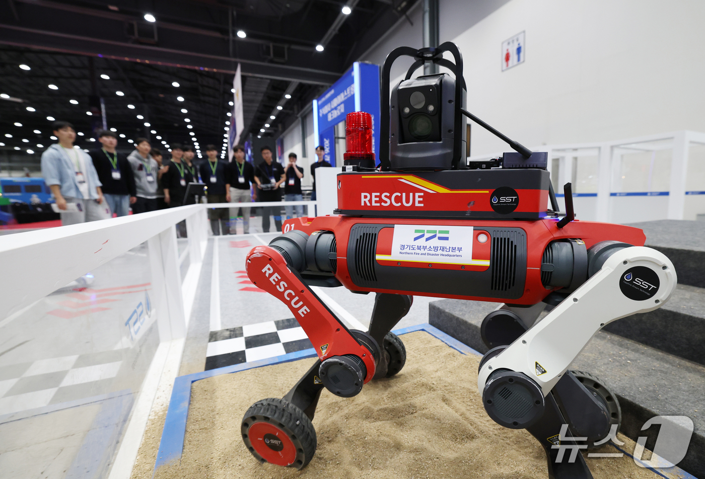(수원=뉴스1) 김영운 기자 = 8일 경기 수원시 권선구 수원메쎄에서 열린 '2026 경기도 소방장비 전시회'를 찾은 방문객들이 다양한 소방 관련 장비를 둘러보고 있다. 2026. …