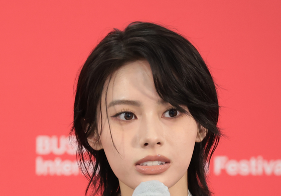 취재진 질문에 답하는 안자이 세이라