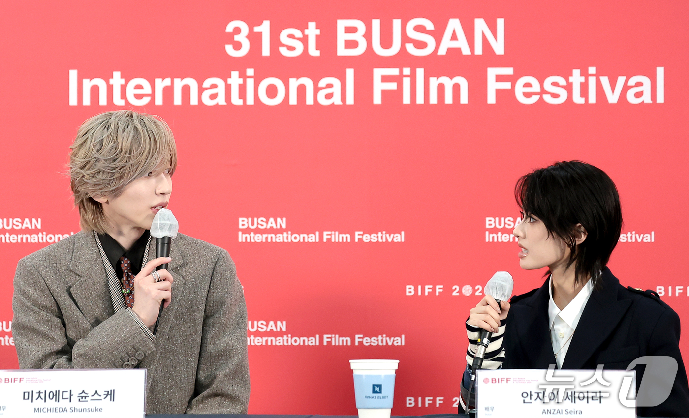 (부산=뉴스1) 권현진 기자 = 배우 미치에다 슌스케와 안자이 세이라(오른쪽)가 8일 부산 해운대구 영화의전당 비프힐에서 열린 오픈시네마 ‘아름다운 초저녁달‘ 기자회견에서 취재진 …