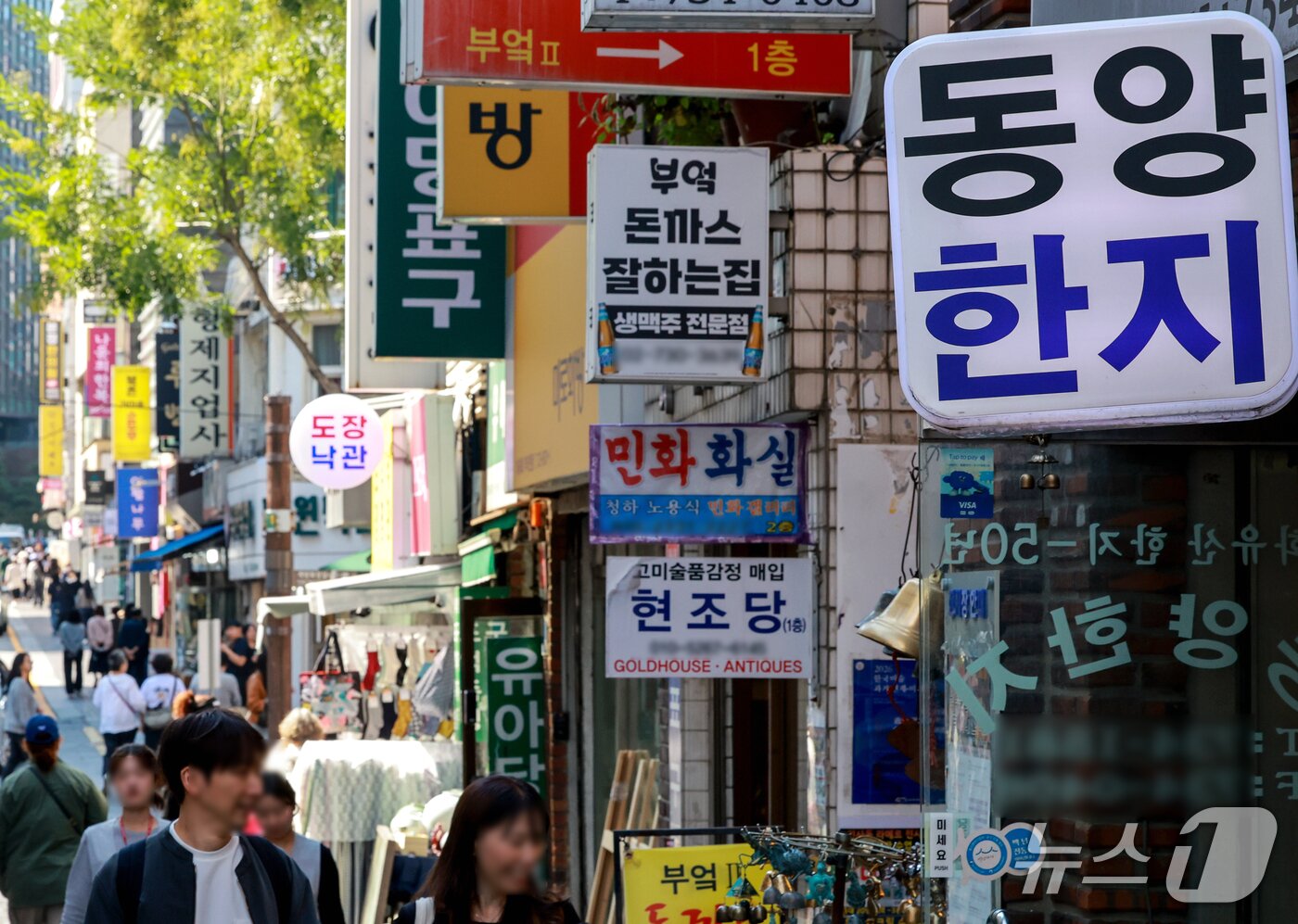 본문 이미지 - 580돌 한글날을 하루 앞둔 8일 오후 서울 종로구 인사동 거리에 한글 표기 간판들이 설치돼 있다. 2026.10.8 ⓒ 뉴스1 이호윤 기자