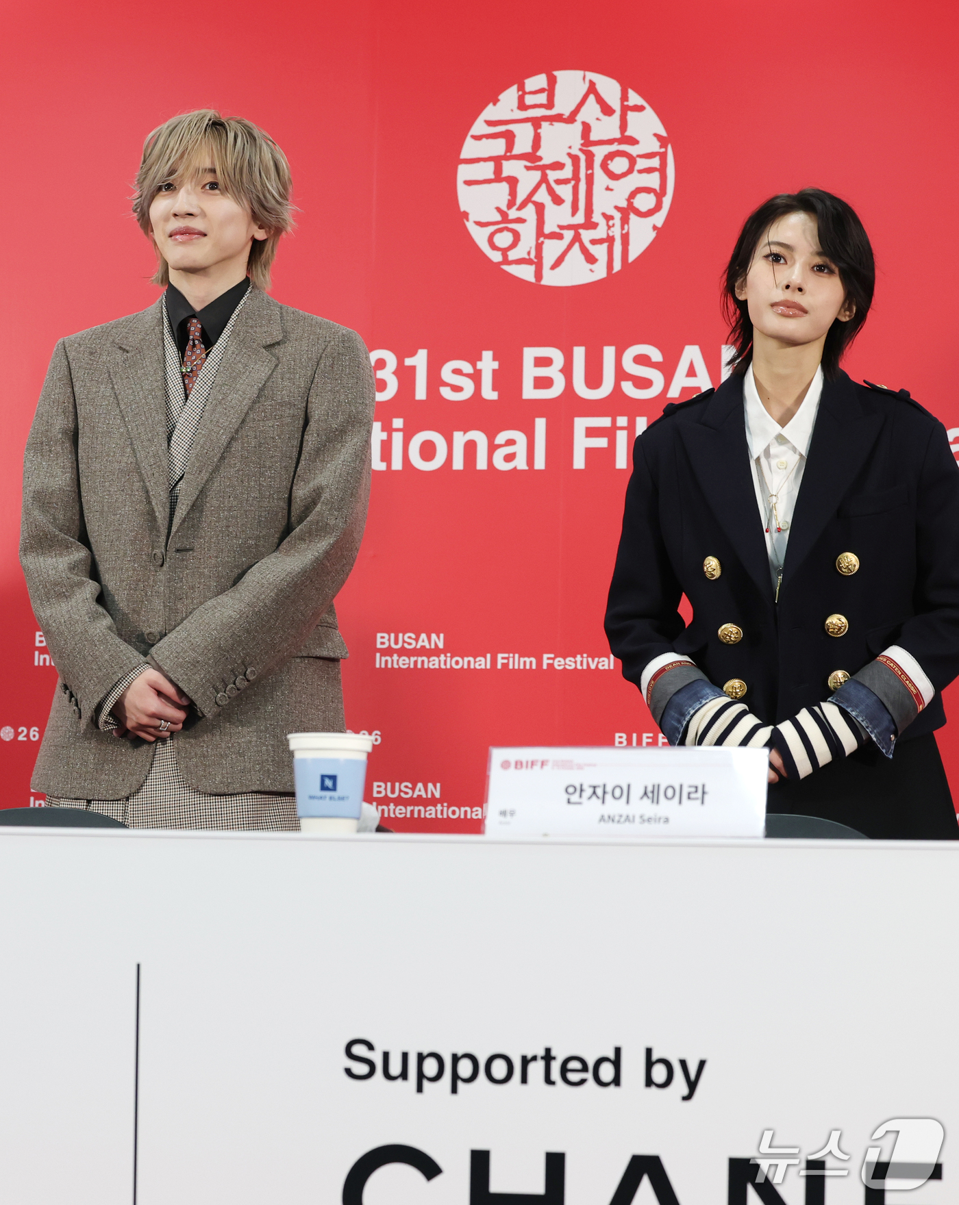 (부산=뉴스1) 권현진 기자 = 배우 미치에다 슌스케와 안자이 세이라(오른쪽)가 8일 부산 해운대구 영화의전당 비프힐에서 열린 오픈시네마 ‘아름다운 초저녁달‘ 기자회견에서 인사를 …