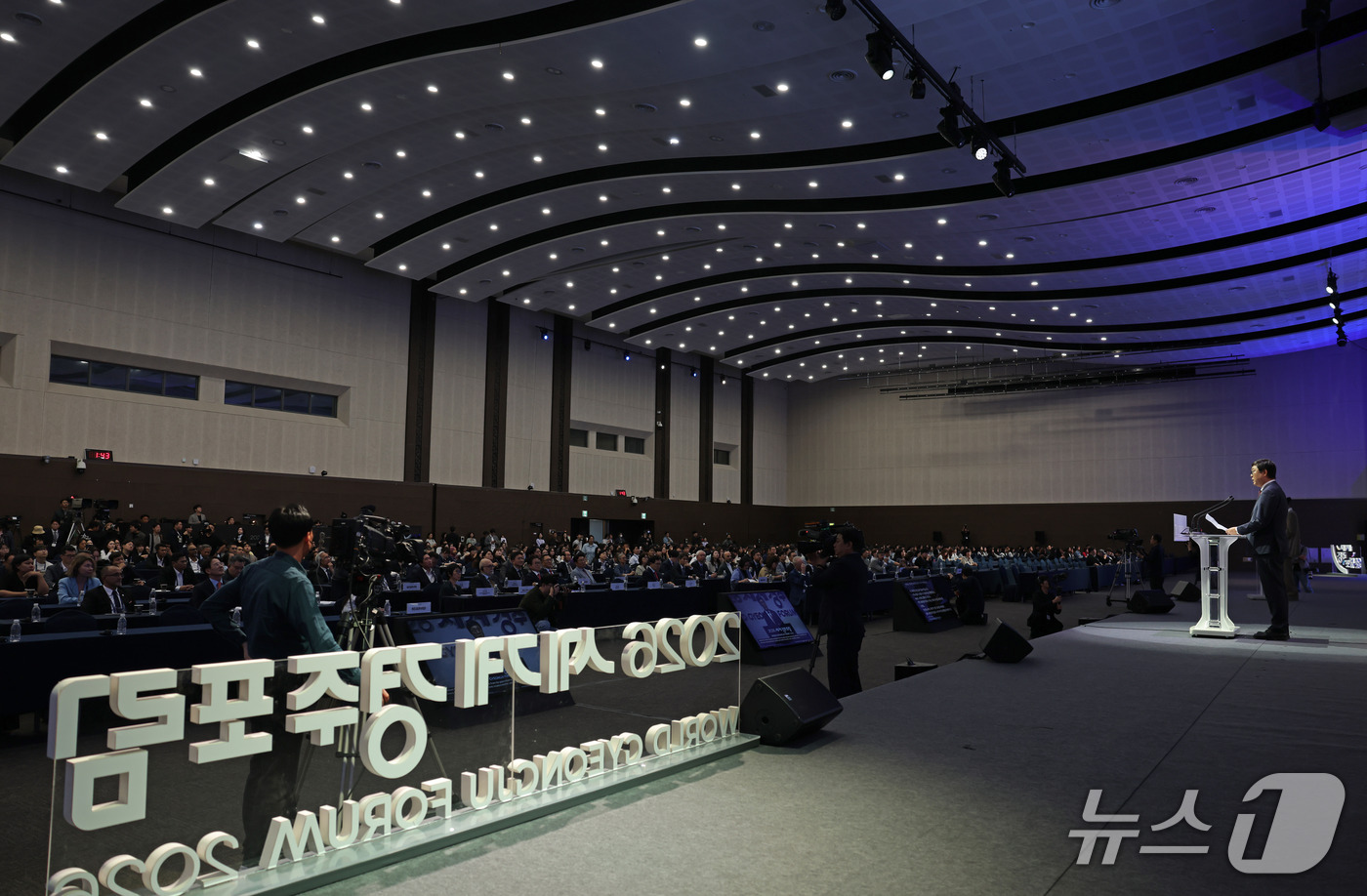 (서울=뉴스1) = 최휘영 문화체육관광부 장관이 8일 경북 경주시 경주화백컨벤션센터(HICO)에서 열린 2026 세계경주포럼 개막식에서 환영사를 하고 있다. (문화체육관광부 제공. …