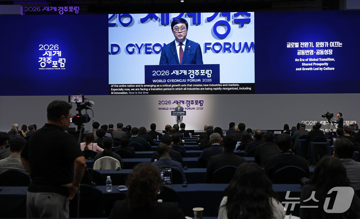(서울=뉴스1) = 최휘영 문화체육관광부 장관이 8일 경북 경주시 경주화백컨벤션센터(HICO)에서 열린 2026 세계경주포럼 개막식에서 환영사를 하고 있다. (문화체육관광부 제공. …