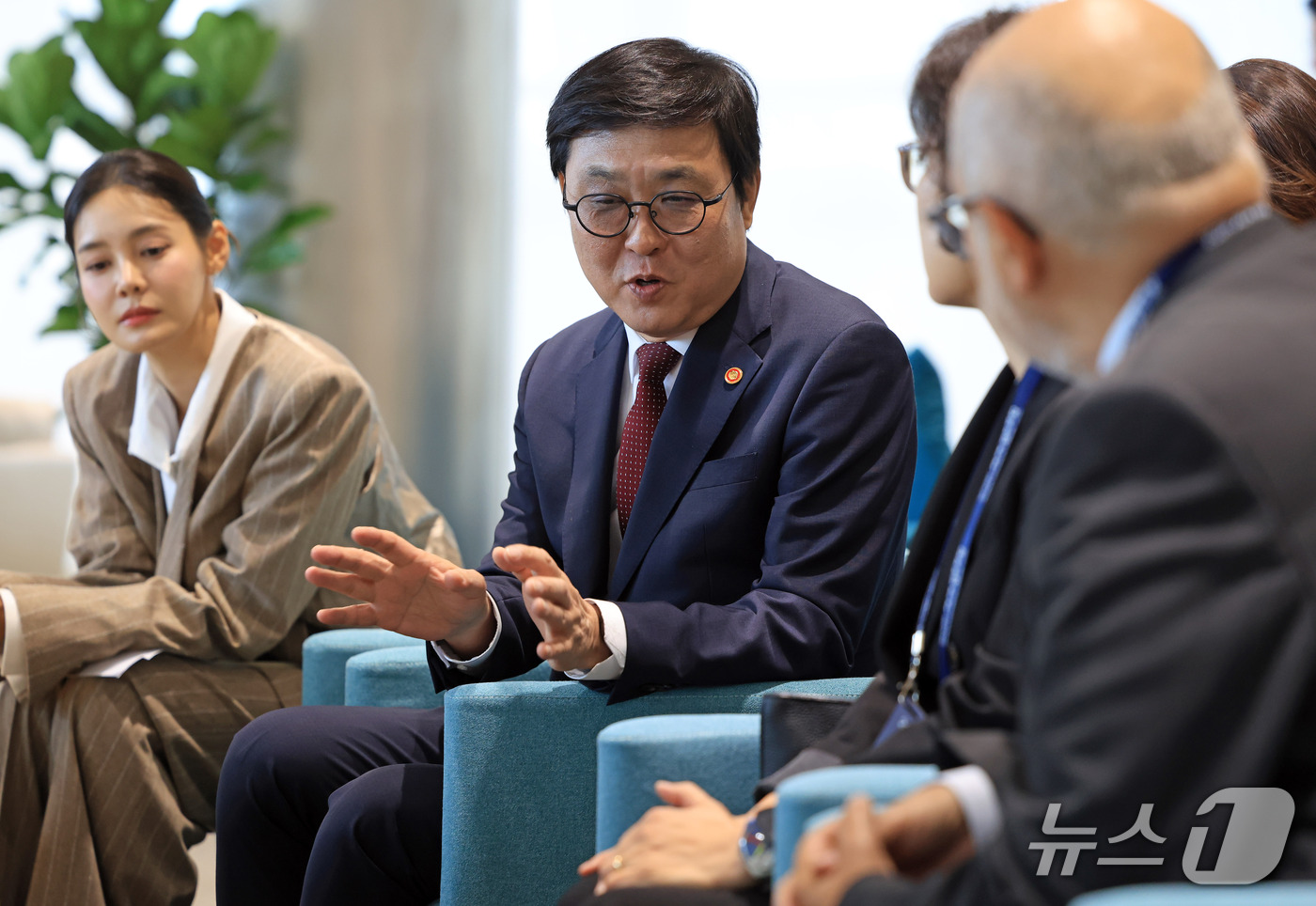 (서울=뉴스1) = 최휘영 문화체육관광부 장관이 8일 경북 경주시 경주화백컨벤션센터(HICO)에서 열린 2026 세계경주포럼 개막식에 앞서 사전 환담을 하고 있다. (문화체육관광부 …