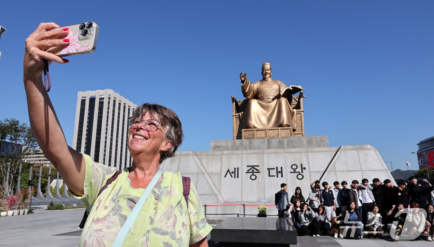 (서울=뉴스1) 박지혜 기자 = 한글날 제정 100주년을 하루 앞둔 8일 서울 종로구 광화문광장에서 외국인 관광객이 세종대왕 동상을 배경으로 셀피를 찍고 있다.올해는 훈민정음 반포 …