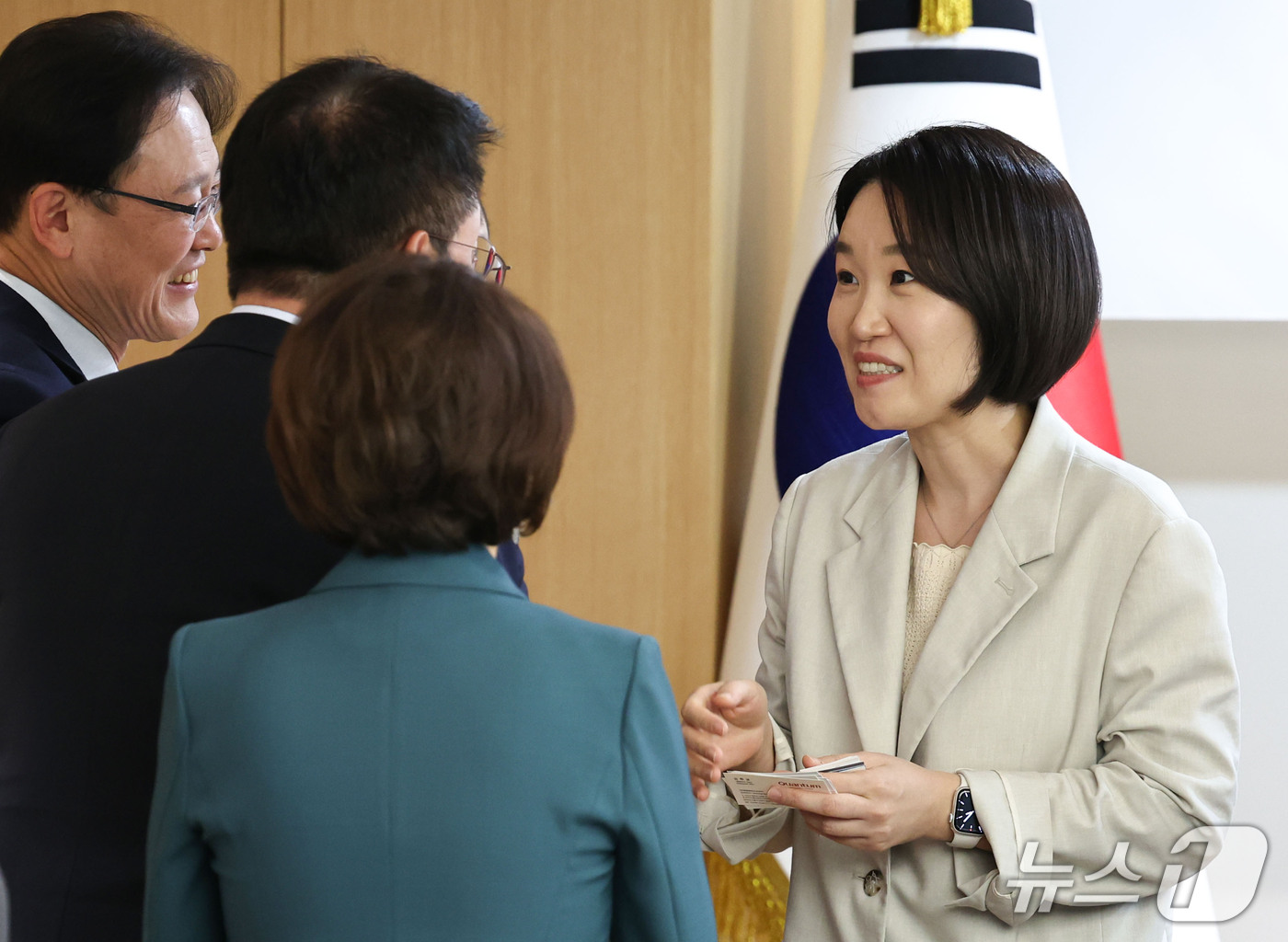 (서울=뉴스1) 이종수 기자 = 이소영 중소벤처기업부 장관이 8일 오후 서울 영등포구 여의도 중소기업중앙회에서 열린 중소기업중앙회 차담회에 앞서 중소기업 단체장들과 인사를 나누고 …