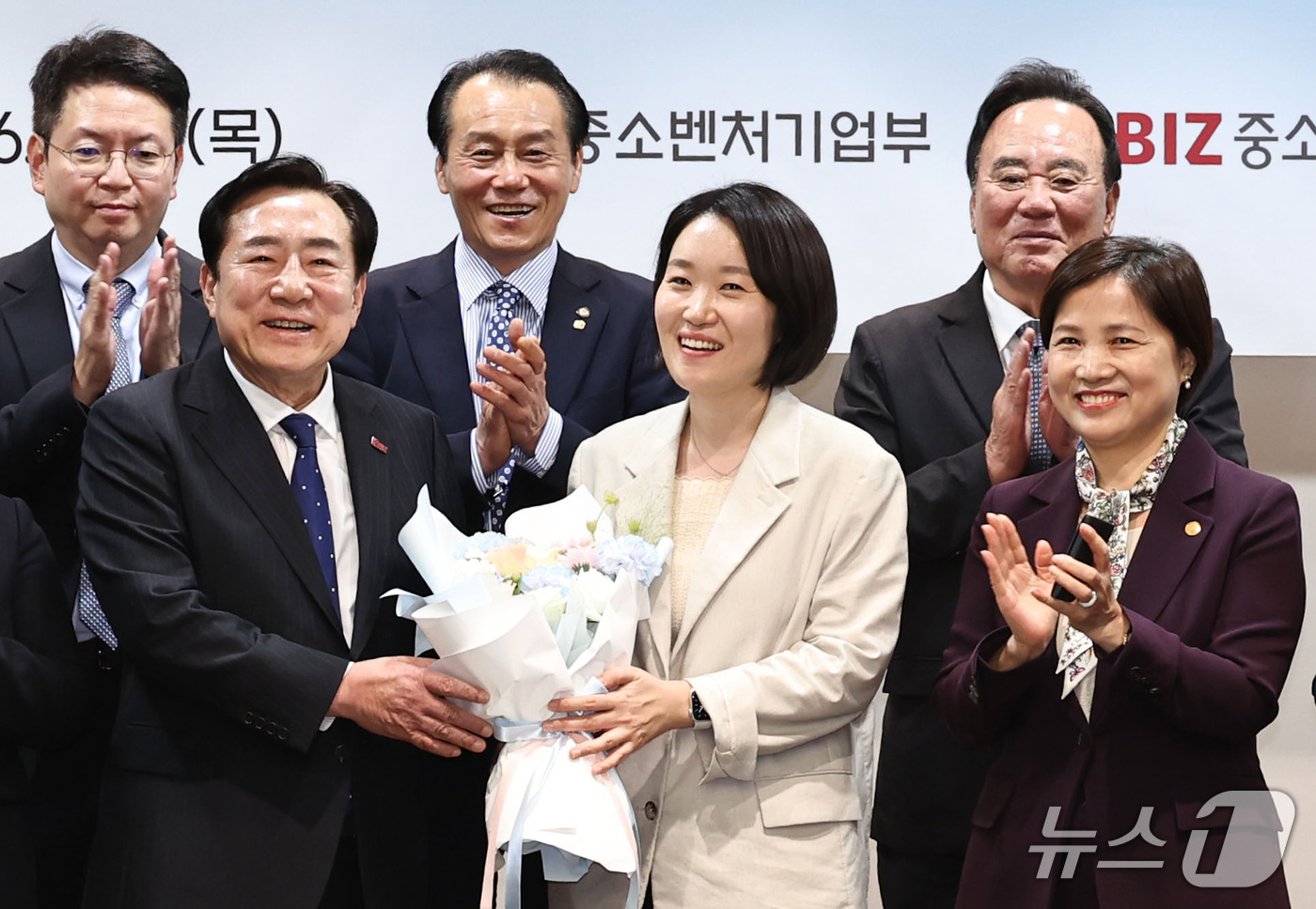 (서울=뉴스1) 이종수 기자 = 이소영 중소벤처기업부 장관이 8일 오후 서울 영등포구 여의도 중소기업중앙회에서 열린 중소기업 단체장 차담회에서 중소기업중앙회로부터 꽃다발을 선물받고 …