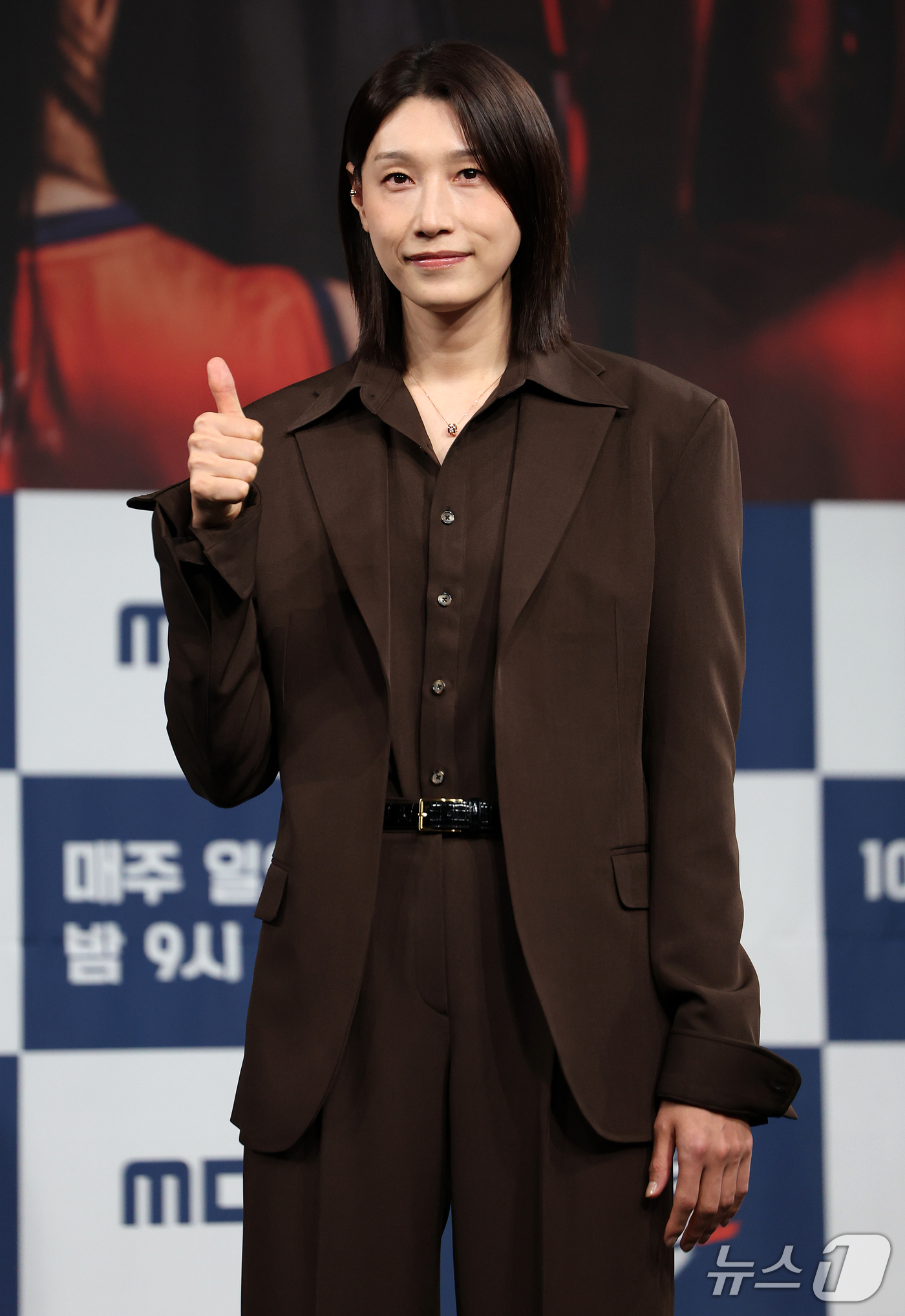 (서울=뉴스1) 김진환 기자 = 배구여제 김연경이 8일 오후 서울 마포구 상암동 MBC 골든마우스홀에서 열린 MBC 새 예능 '신인감독 김연경2' 제작발표회에 참석해 포즈를 취하고 …