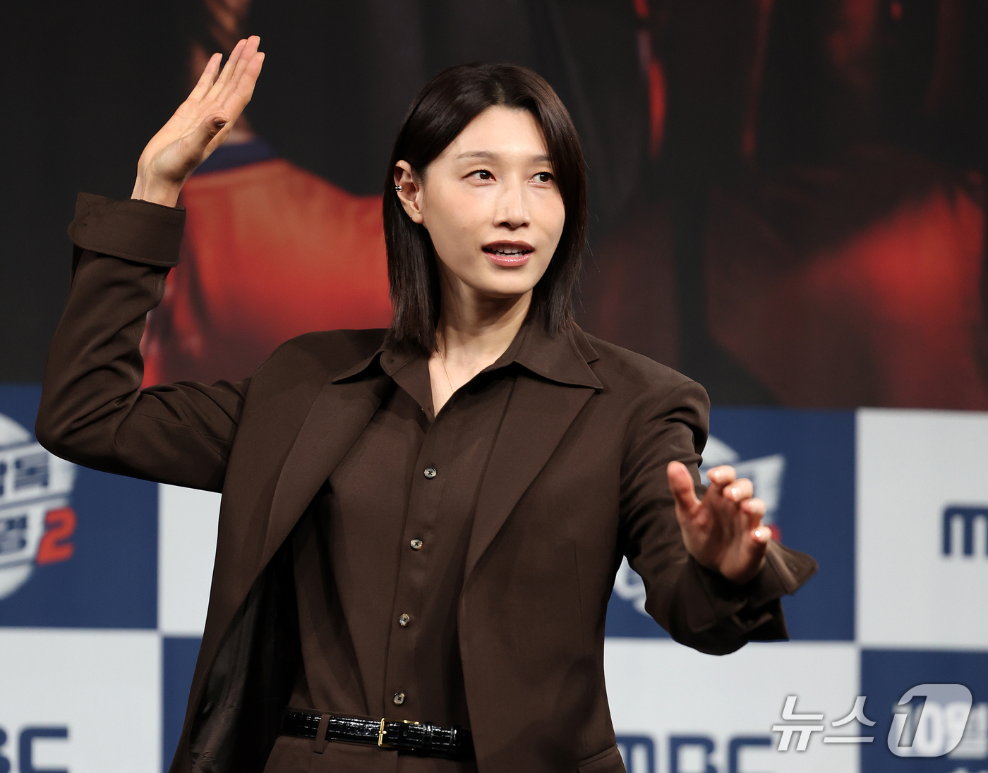 (서울=뉴스1) 김진환 기자 = 배구여제 김연경이 8일 오후 서울 마포구 상암동 MBC 골든마우스홀에서 열린 MBC 새 예능 '신인감독 김연경2' 제작발표회에 참석해 포즈를 취하고 …