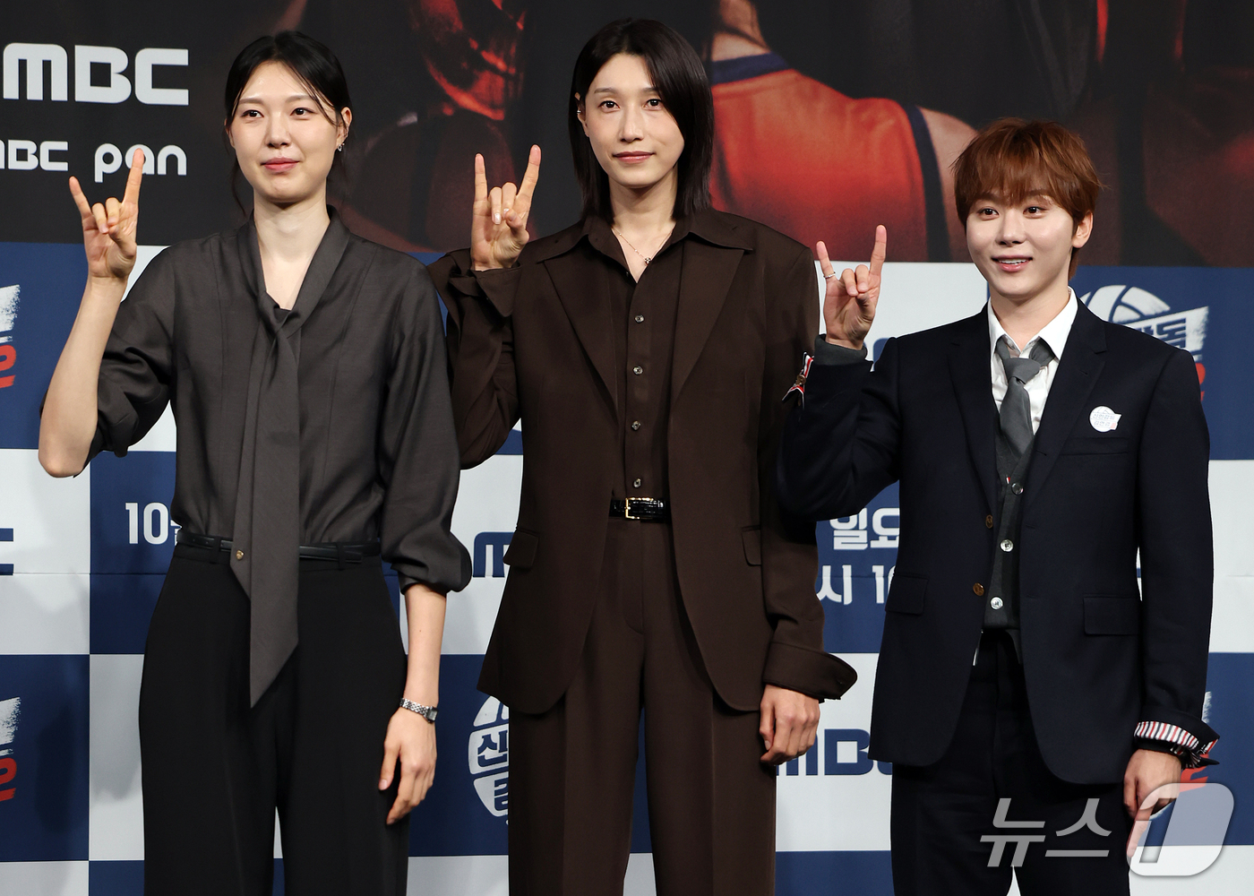 (서울=뉴스1) 김진환 기자 = 양효진 해설위원(왼쪽부터), 배구여제 김연경, 세븐틴 부승관이 8일 오후 서울 마포구 상암동 MBC 골든마우스홀에서 열린 MBC 새 예능 '신인감독 …