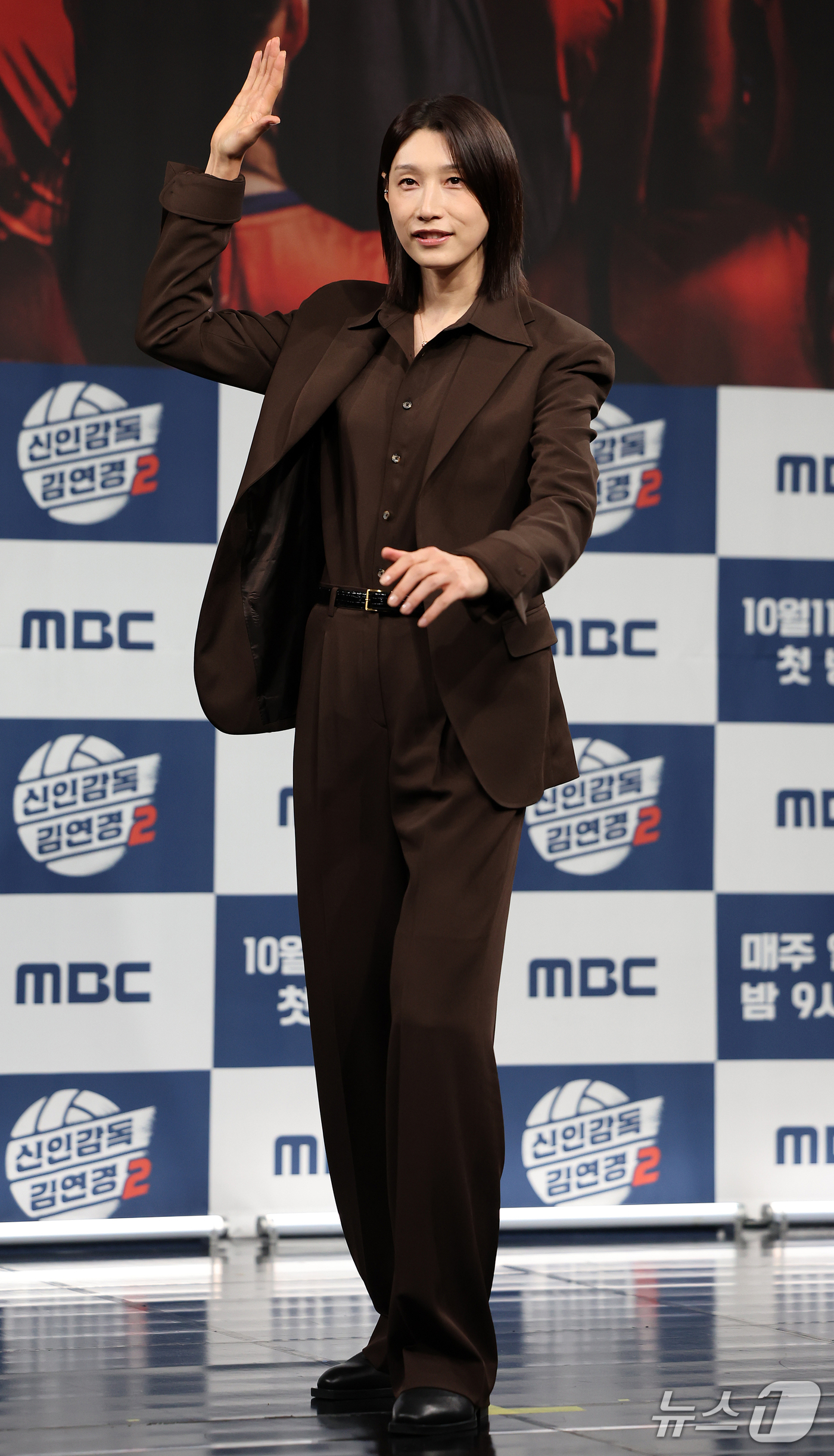 (서울=뉴스1) 김진환 기자 = 배구여제 김연경이 8일 오후 서울 마포구 상암동 MBC 골든마우스홀에서 열린 MBC 새 예능 '신인감독 김연경2' 제작발표회에 참석해 포즈를 취하고 …