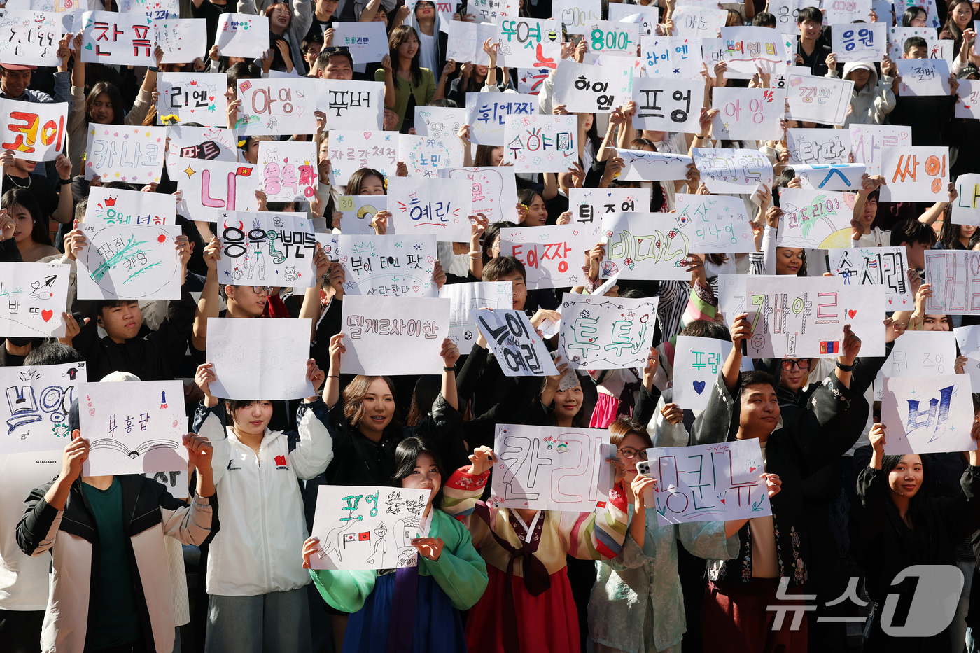 (대구=뉴스1) 공정식 기자 = 한글날을 하루 앞둔 8일 오후 대구 달서구 계명대학교 노천강당에서 열린 '제580돌 한글날 기념 외국인 학생 잔치 한마당'에 참여한 유학생들이 한글 …