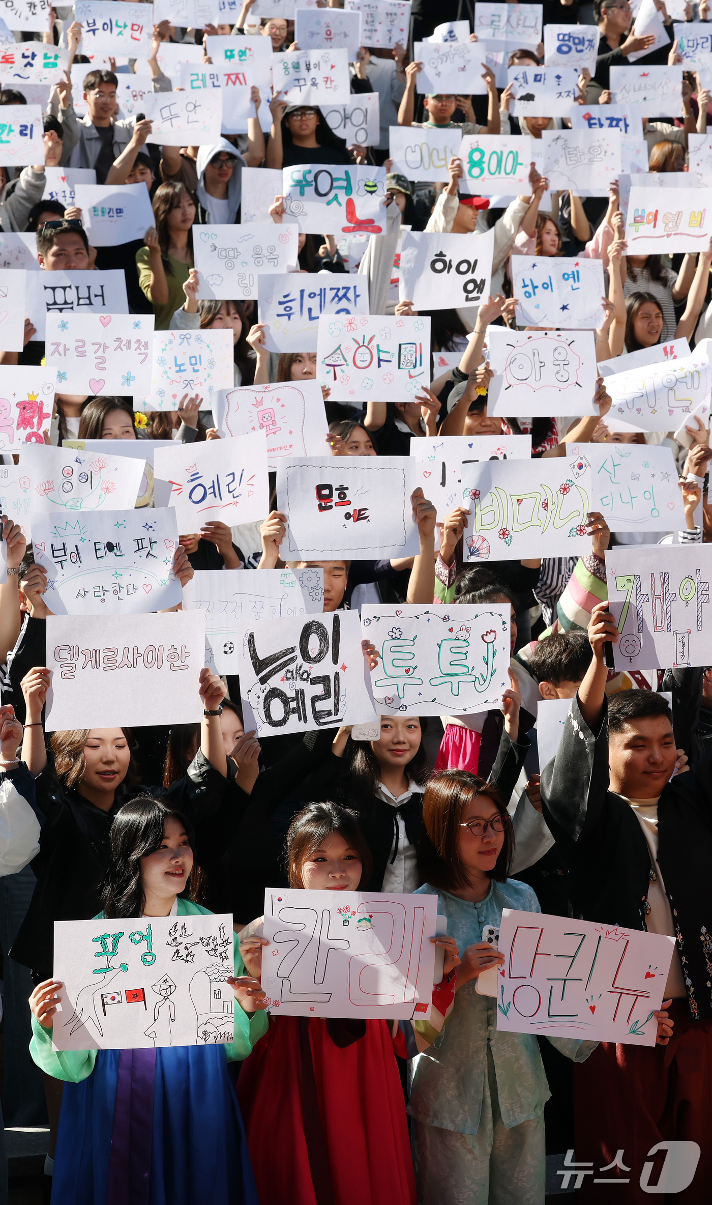 (대구=뉴스1) 공정식 기자 = 한글날을 하루 앞둔 8일 오후 대구 달서구 계명대학교 노천강당에서 열린 '제580돌 한글날 기념 외국인 학생 잔치 한마당'에 참여한 유학생들이 한글 …