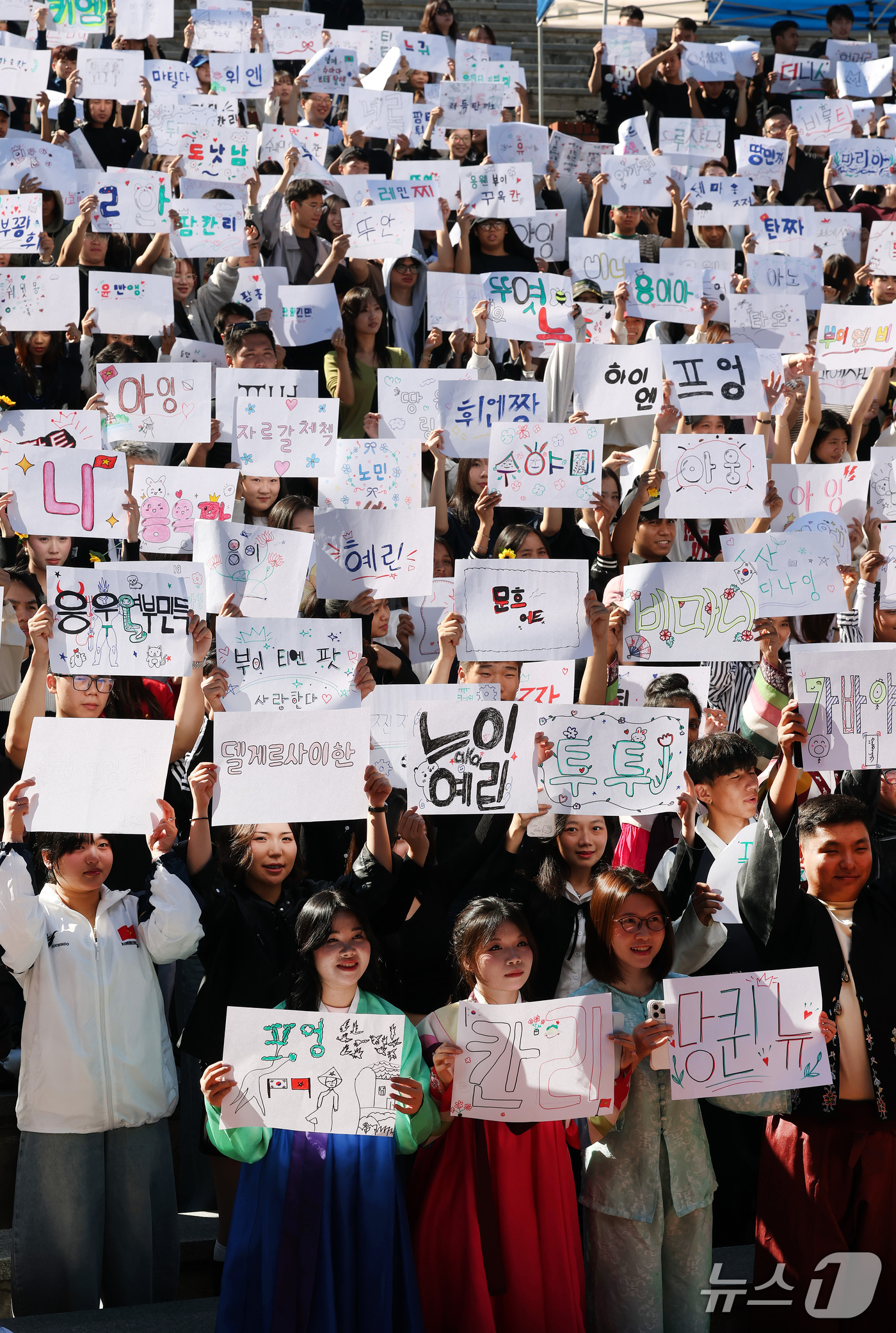 (대구=뉴스1) 공정식 기자 = 한글날을 하루 앞둔 8일 오후 대구 달서구 계명대학교 노천강당에서 열린 '제580돌 한글날 기념 외국인 학생 잔치 한마당'에 참여한 유학생들이 한글 …