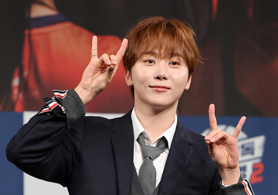 포즈 취하는 세븐틴 부승관