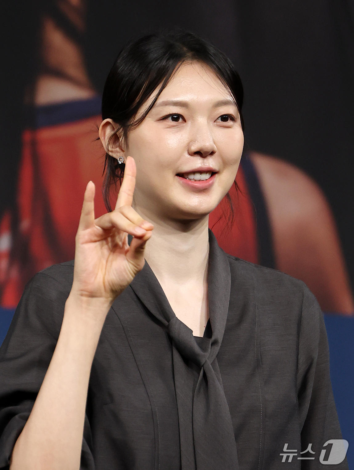 (서울=뉴스1) 김진환 기자 = 양효진 해설위원이 8일 오후 서울 마포구 상암동 MBC 골든마우스홀에서 열린 MBC 새 예능 '신인감독 김연경2' 제작발표회에 참석해 포즈를 취하고 …