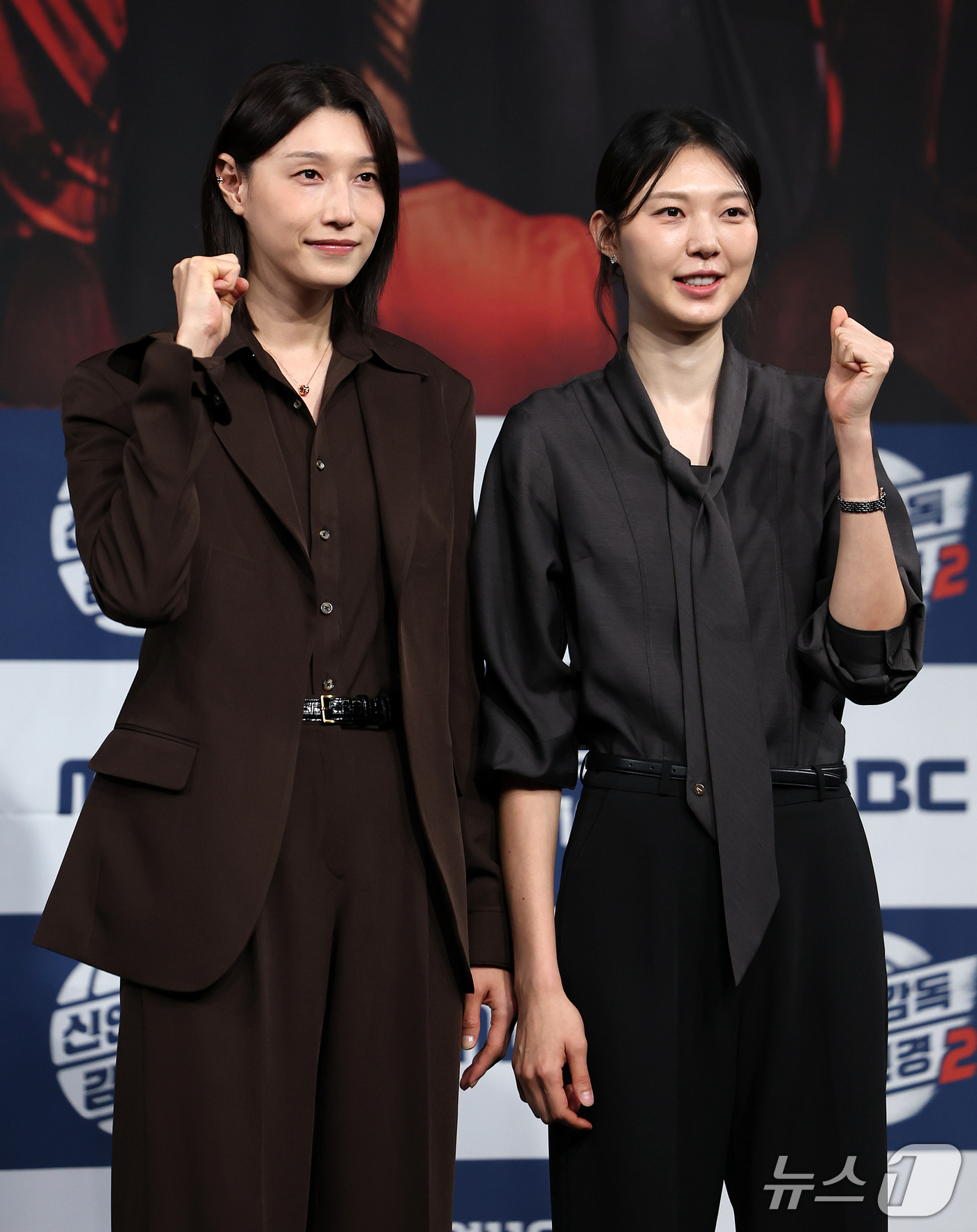 (서울=뉴스1) 김진환 기자 = 배구여제 김연경과 양효진 해설위원(오른쪽)이 8일 오후 서울 마포구 상암동 MBC 골든마우스홀에서 열린 MBC 새 예능 '신인감독 김연경2' 제작발 …