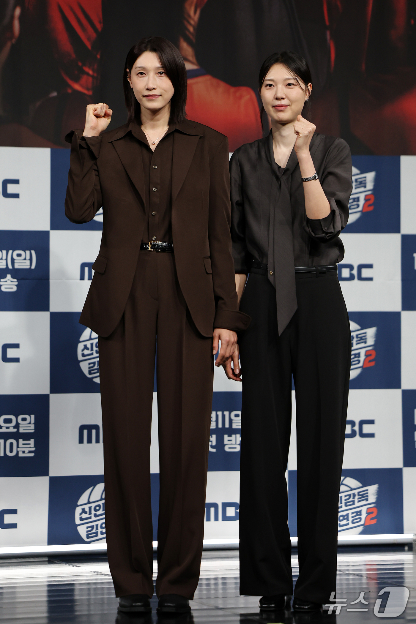 (서울=뉴스1) 김진환 기자 = 배구여제 김연경과 양효진 해설위원(오른쪽)이 8일 오후 서울 마포구 상암동 MBC 골든마우스홀에서 열린 MBC 새 예능 '신인감독 김연경2' 제작발 …