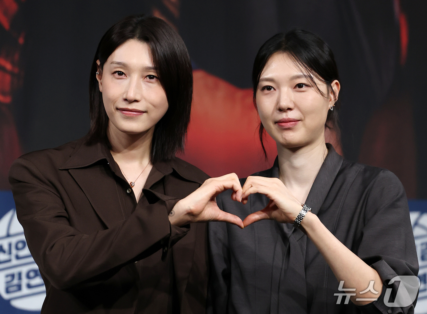 (서울=뉴스1) 김진환 기자 = 배구여제 김연경과 양효진 해설위원(오른쪽)이 8일 오후 서울 마포구 상암동 MBC 골든마우스홀에서 열린 MBC 새 예능 '신인감독 김연경2' 제작발 …