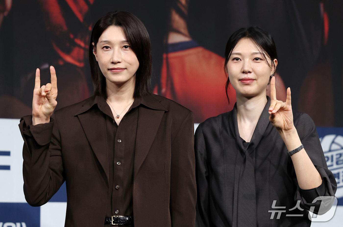 (서울=뉴스1) 김진환 기자 = 배구여제 김연경과 양효진 해설위원(오른쪽)이 8일 오후 서울 마포구 상암동 MBC 골든마우스홀에서 열린 MBC 새 예능 '신인감독 김연경2' 제작발 …