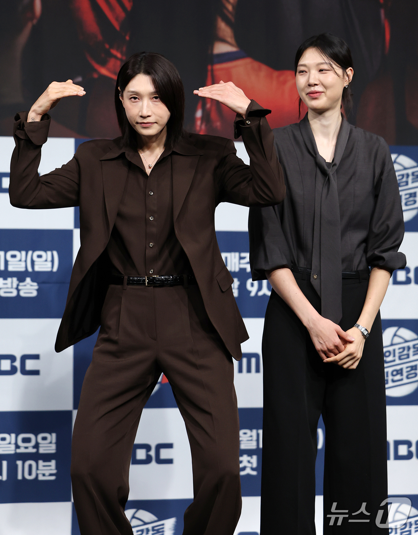 (서울=뉴스1) 김진환 기자 = 배구여제 김연경과 양효진 해설위원(오른쪽)이 8일 오후 서울 마포구 상암동 MBC 골든마우스홀에서 열린 MBC 새 예능 '신인감독 김연경2' 제작발 …