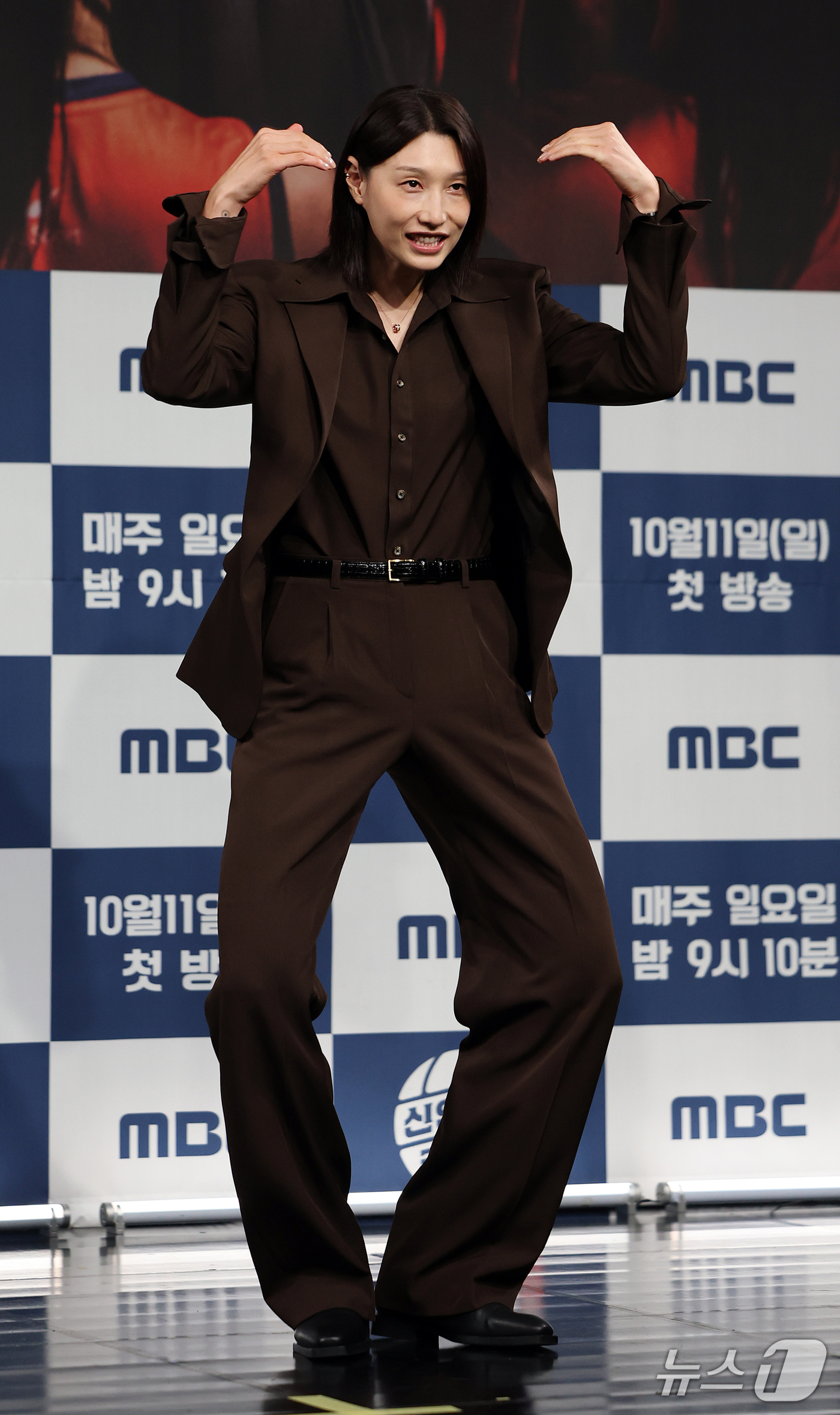(서울=뉴스1) 김진환 기자 = 배구여제 김연경이 8일 오후 서울 마포구 상암동 MBC 골든마우스홀에서 열린 MBC 새 예능 '신인감독 김연경2' 제작발표회에 참석해 포즈를 취하고 …