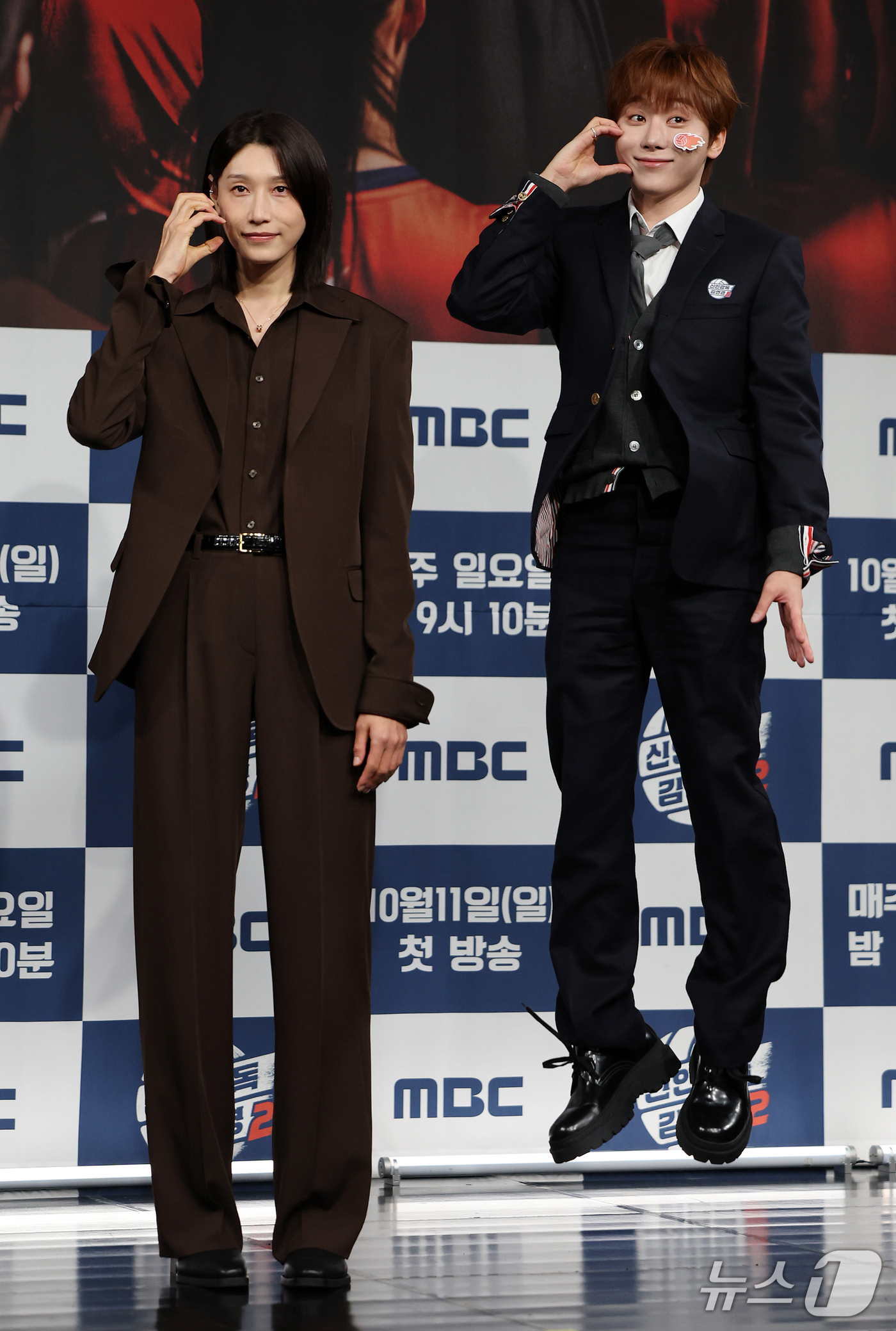 (서울=뉴스1) 김진환 기자 = 배구여제 김연경과 세븐틴 부승관(오른쪽)이 8일 오후 서울 마포구 상암동 MBC 골든마우스홀에서 열린 MBC 새 예능 '신인감독 김연경2' 제작발표 …