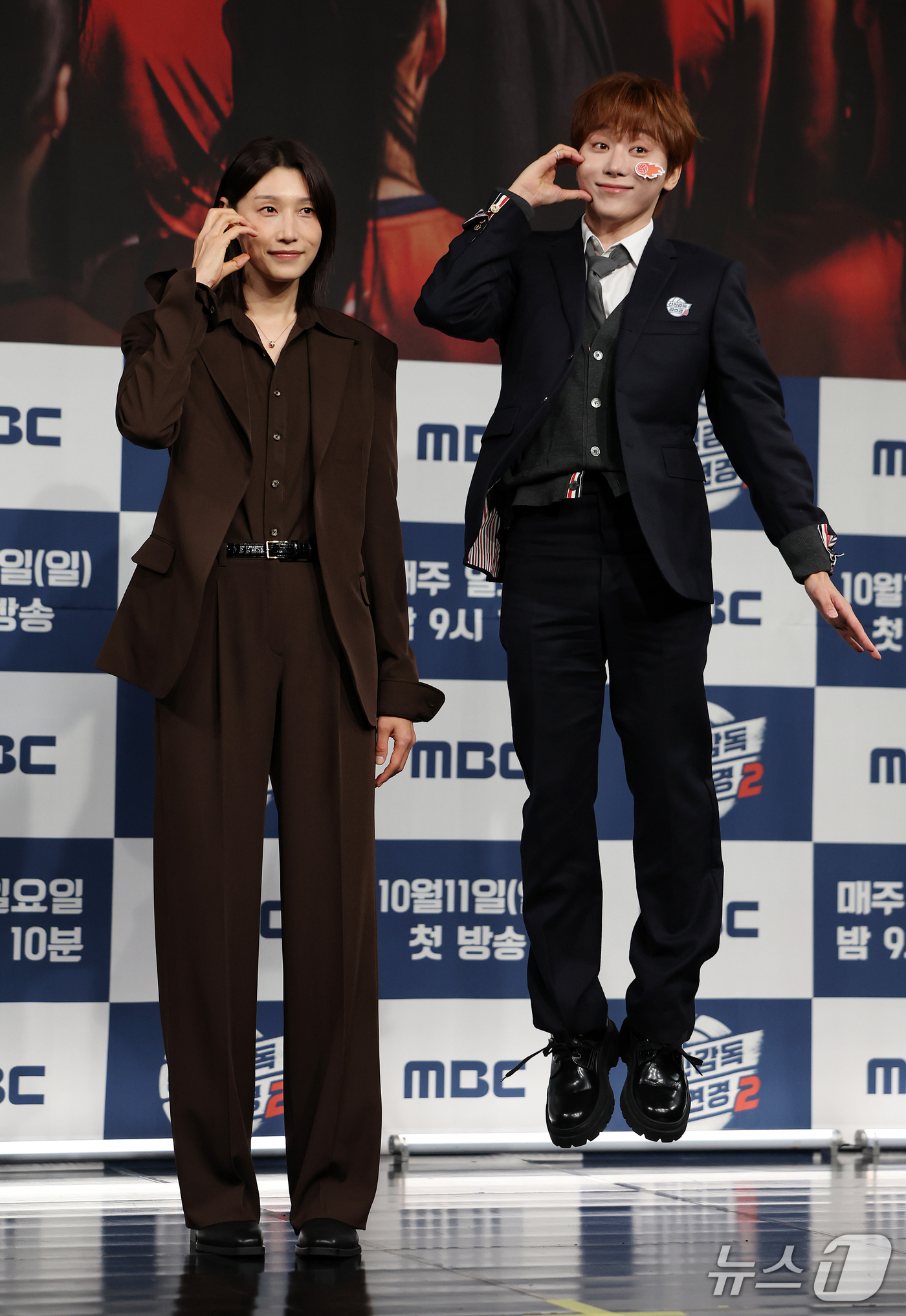 (서울=뉴스1) 김진환 기자 = 배구여제 김연경과 세븐틴 부승관(오른쪽)이 8일 오후 서울 마포구 상암동 MBC 골든마우스홀에서 열린 MBC 새 예능 '신인감독 김연경2' 제작발표 …