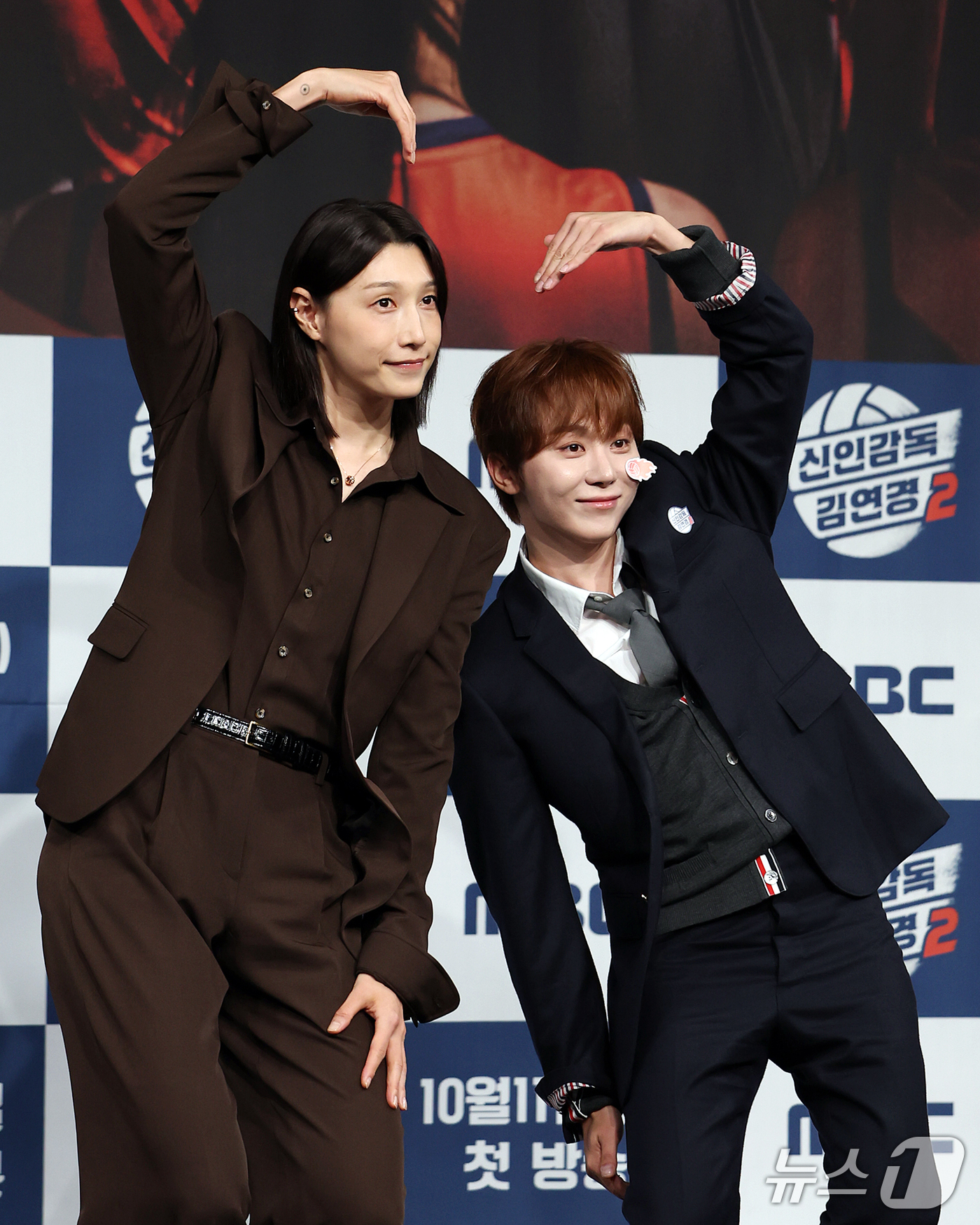 (서울=뉴스1) 김진환 기자 = 배구여제 김연경과 세븐틴 부승관(오른쪽)이 8일 오후 서울 마포구 상암동 MBC 골든마우스홀에서 열린 MBC 새 예능 '신인감독 김연경2' 제작발표 …