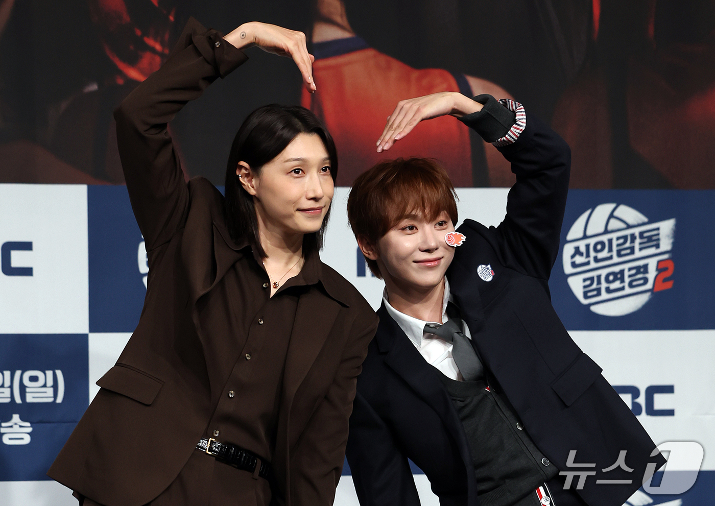 (서울=뉴스1) 김진환 기자 = 배구여제 김연경과 세븐틴 부승관(오른쪽)이 8일 오후 서울 마포구 상암동 MBC 골든마우스홀에서 열린 MBC 새 예능 '신인감독 김연경2' 제작발표 …