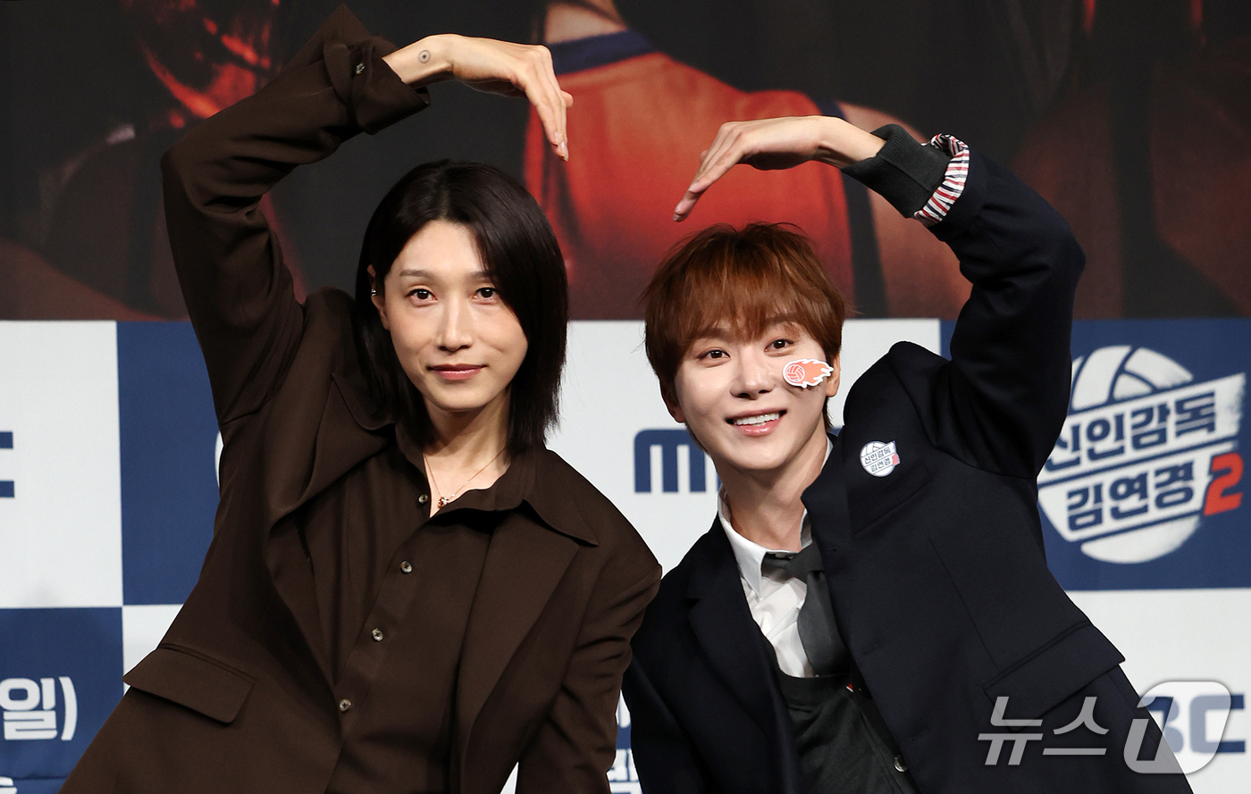 (서울=뉴스1) 김진환 기자 = 배구여제 김연경과 세븐틴 부승관(오른쪽)이 8일 오후 서울 마포구 상암동 MBC 골든마우스홀에서 열린 MBC 새 예능 '신인감독 김연경2' 제작발표 …