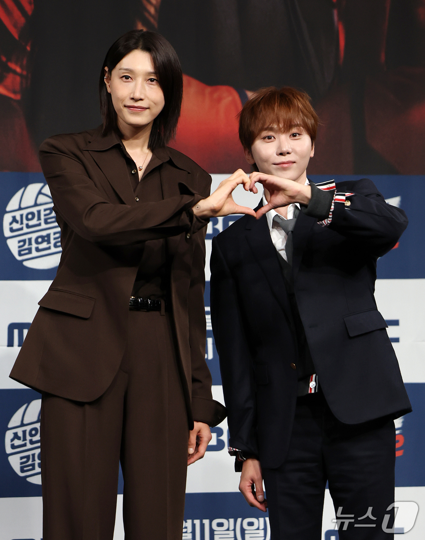 (서울=뉴스1) 김진환 기자 = 배구여제 김연경과 세븐틴 부승관(오른쪽)이 8일 오후 서울 마포구 상암동 MBC 골든마우스홀에서 열린 MBC 새 예능 '신인감독 김연경2' 제작발표 …