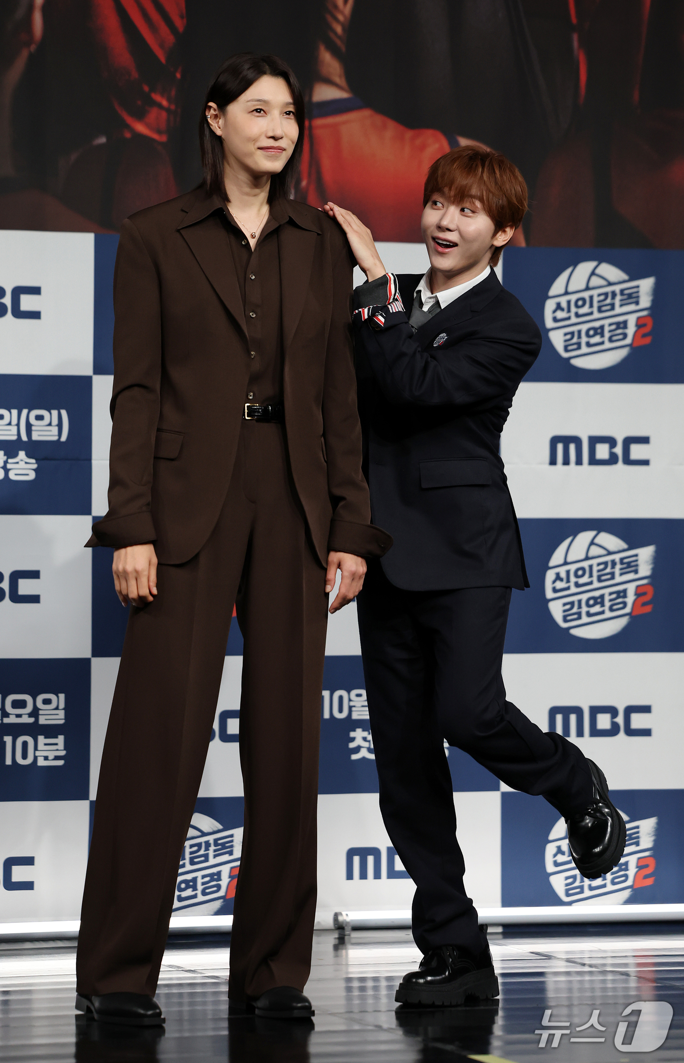 (서울=뉴스1) 김진환 기자 = 배구여제 김연경과 세븐틴 부승관(오른쪽)이 8일 오후 서울 마포구 상암동 MBC 골든마우스홀에서 열린 MBC 새 예능 '신인감독 김연경2' 제작발표 …
