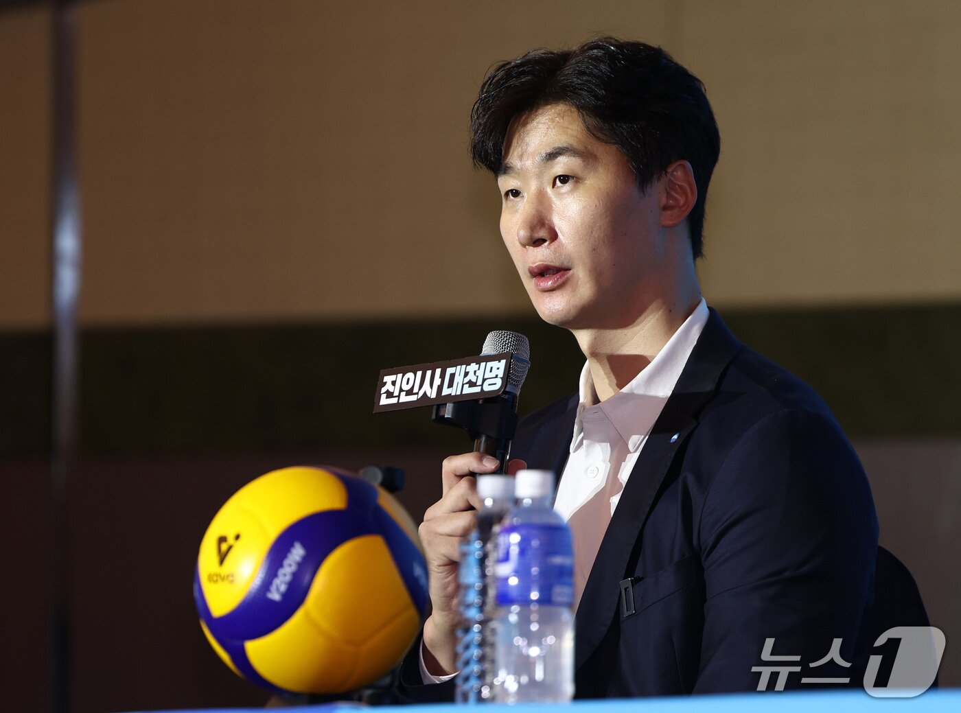 본문 이미지 - 박철우 우리카드 감독이 8일 오후 서울 강남구 호텔리베라 청담에서 열린 2026-2027 시즌 프로배구 남자부 미디어데이에서 시즌에 임하는 각오를 밝히고 있다. 2026.10.8 ⓒ 뉴스1 최지환 기자