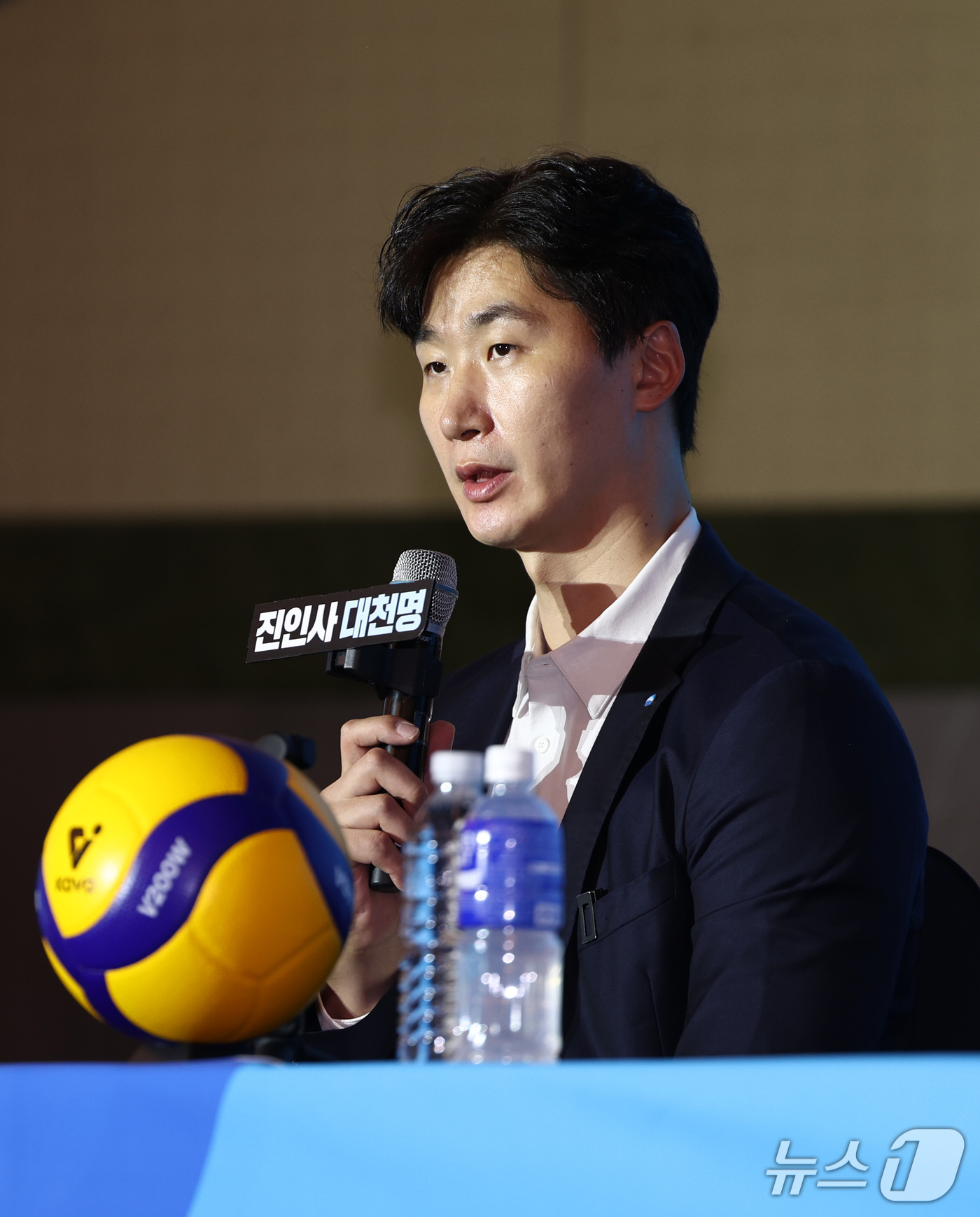 (서울=뉴스1) 최지환 기자 = 박철우 우리카드 감독이 8일 오후 서울 강남구 호텔리베라 청담에서 열린 2026-2027 시즌 프로배구 남자부 미디어데이에서 시즌에 임하는 각오를 …
