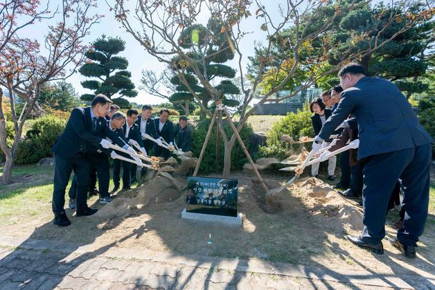 "시민과 함께 뿌리내릴 강릉"…김중남 시장, 취임 100일 기념식수