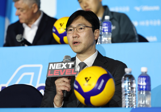 새 시즌 포부 밝히는 석진욱 감독