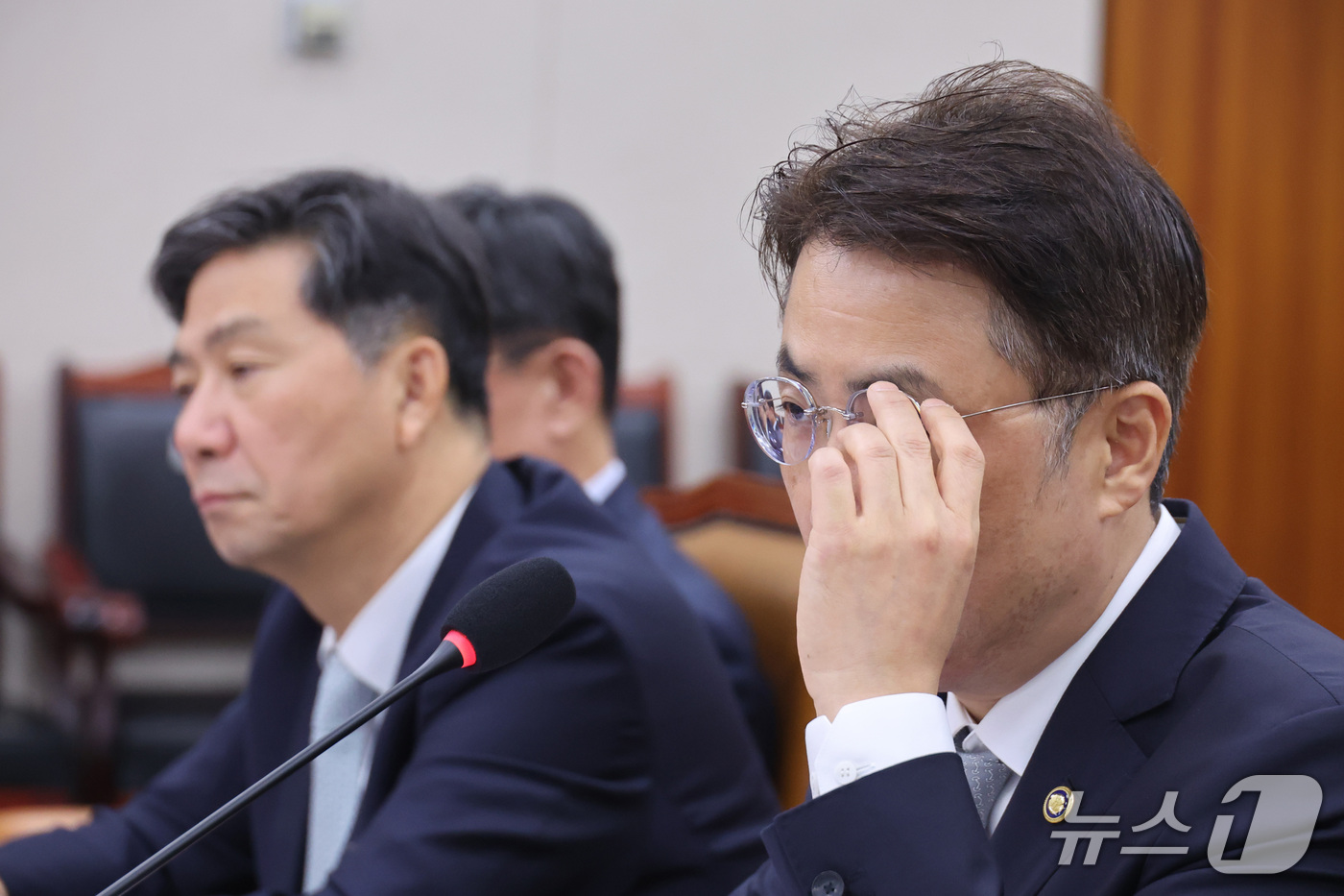 (서울=뉴스1) 신웅수 기자 = 이진수 법무부 차관이 8일 서울 여의도 국회에서 열린 법제사법위원회의 법무부 등에 대한 국정감사에서 안경을 고쳐쓰고 있다. 2026.10.8/뉴스1 …
