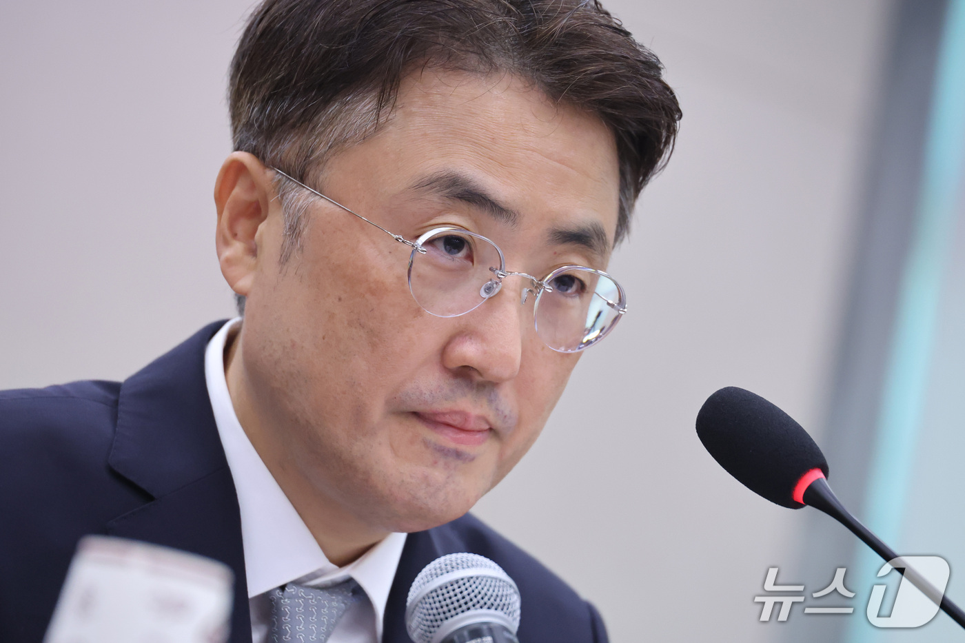 (서울=뉴스1) 신웅수 기자 = 이진수 법무부 차관이 8일 서울 여의도 국회에서 열린 법제사법위원회의 법무부 등에 대한 국정감사에서 의원 질의를 듣고 있다. 2026.10.8/뉴스 …