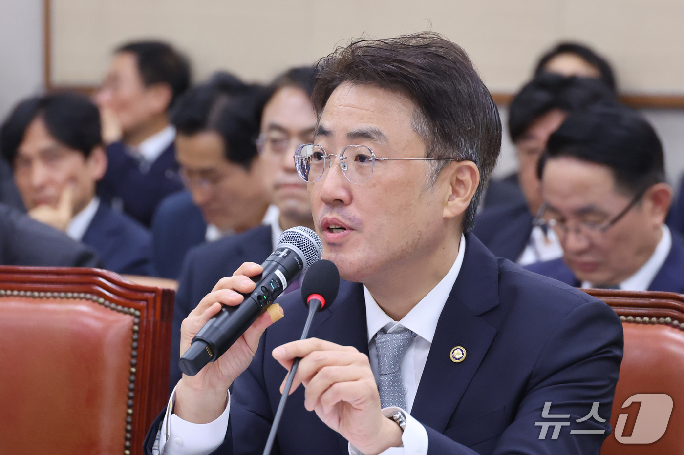 (서울=뉴스1) 신웅수 기자 = 이진수 법무부 차관이 8일 서울 여의도 국회에서 열린 법제사법위원회의 법무부 등에 대한 국정감사에서 의원 질의에 답변하고 있다. 2026.10.8/ …