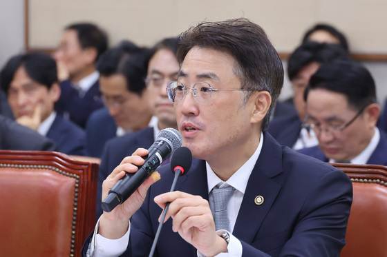 [국감] 마이크 들고 답변하는 이진수 차관