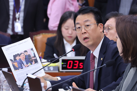 국감 사흘째 여야 격돌…'6인분 발언'·北 지뢰·ETF 놓고 불꽃 공방