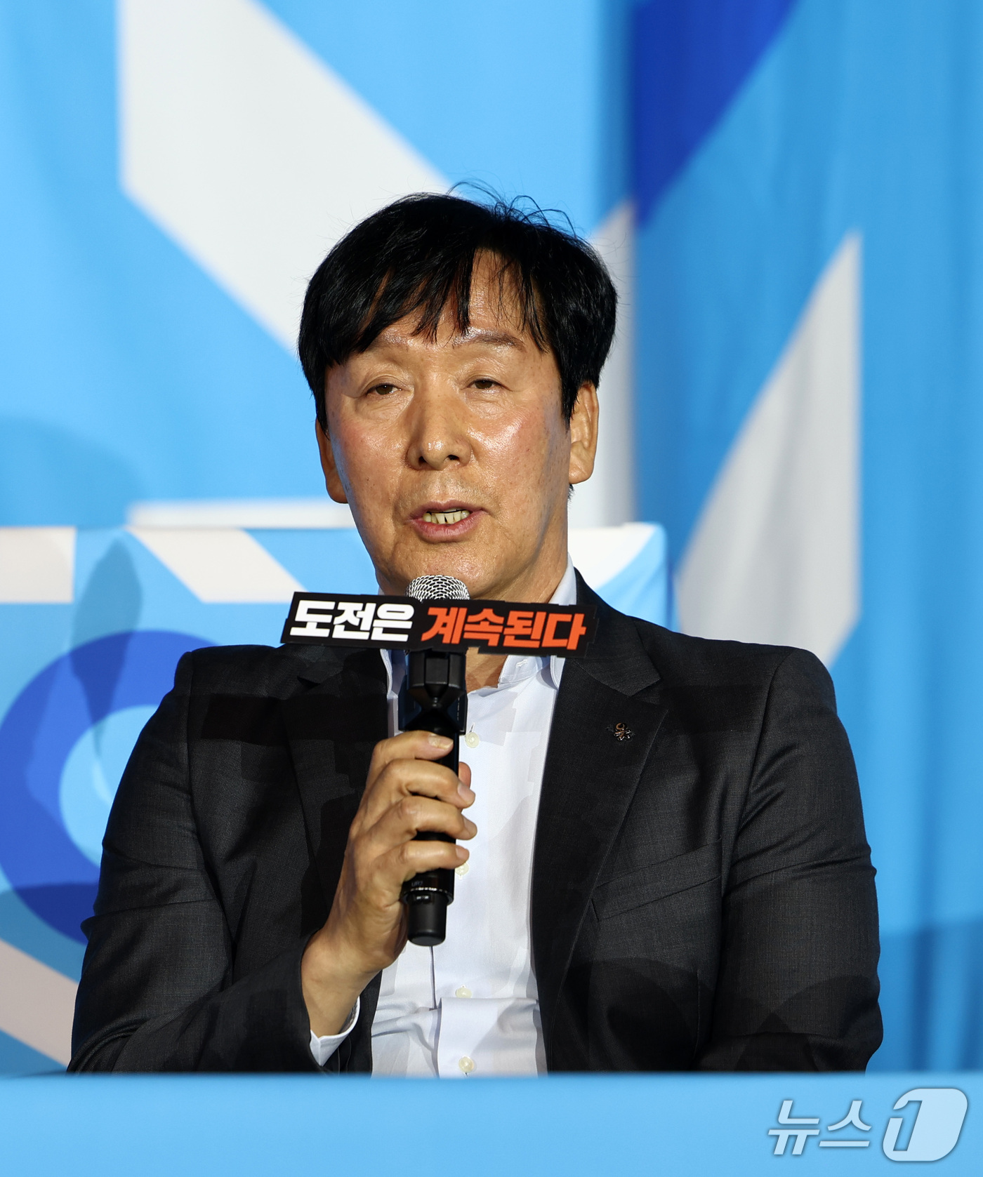 (서울=뉴스1) 최지환 기자 = 신영철 OK저축은행 감독이 8일 오후 서울 강남구 호텔리베라 청담에서 열린 2026-2027 시즌 프로배구 남자부 미디어데이에서 시즌에 임하는 각오 …