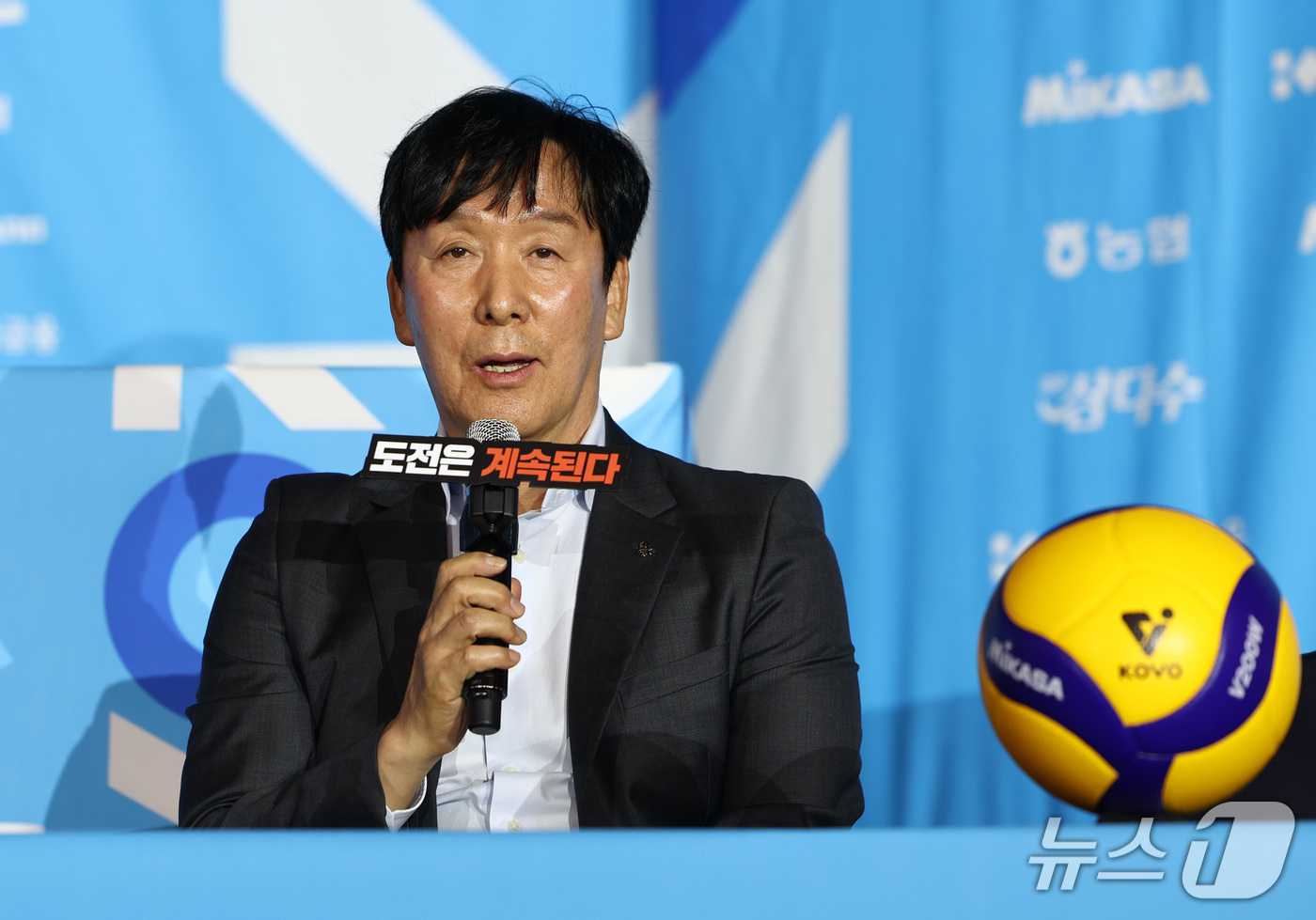 (서울=뉴스1) 최지환 기자 = 신영철 OK저축은행 감독이 8일 오후 서울 강남구 호텔리베라 청담에서 열린 2026-2027 시즌 프로배구 남자부 미디어데이에서 시즌에 임하는 각오 …