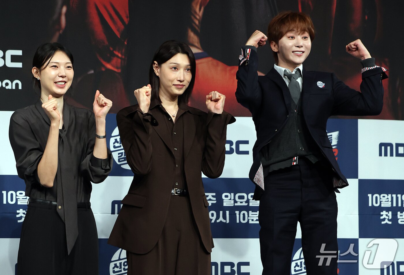 본문 이미지 - 양효진 해설위원(왼쪽부터), 배구여제 김연경, 세븐틴 부승관이 8일 오후 서울 마포구 상암동 MBC 골든마우스홀에서 열린 MBC 새 예능 '신인감독 김연경2' 제작발표회에 참석해 포즈를 취하고 있다. '신인감독 김연경2'은 ‘경력감독’ 김연경과 ‘필승 원더독스’(이하 원더독스)의 처절하고 뜨거운 창단 도전기로 오는 11일 첫 방송 한다. 2025.10.8 ⓒ 뉴스1 김진환 기자