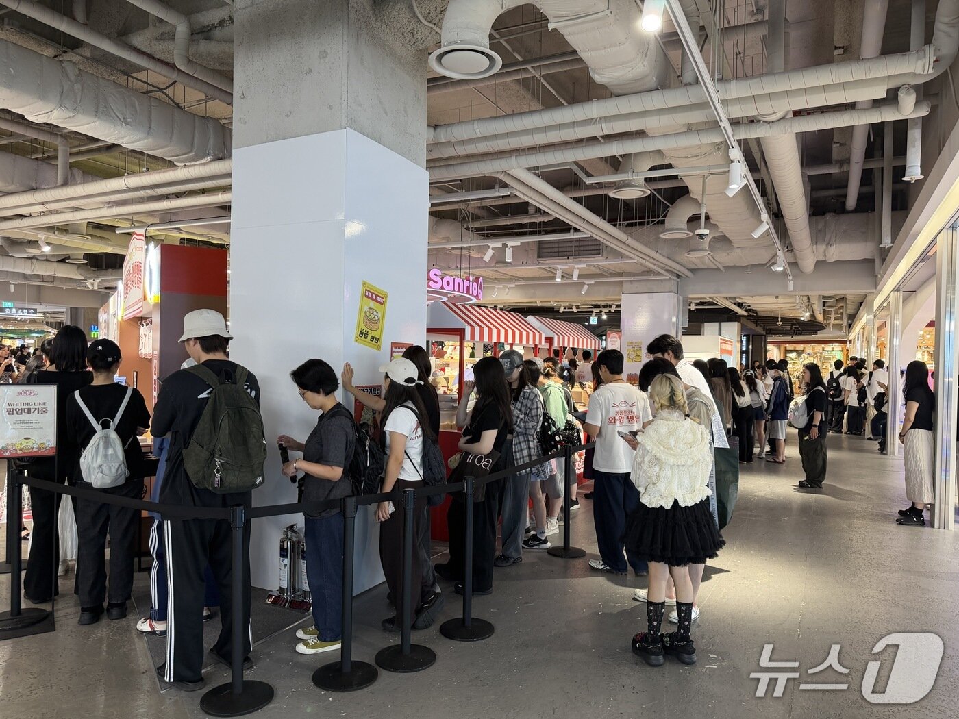 본문 이미지 - '폼폼푸린의 와앙만두 팝업'에 참가하기 위에 줄서있는 고객들의 모습.(아이파크몰 제공)