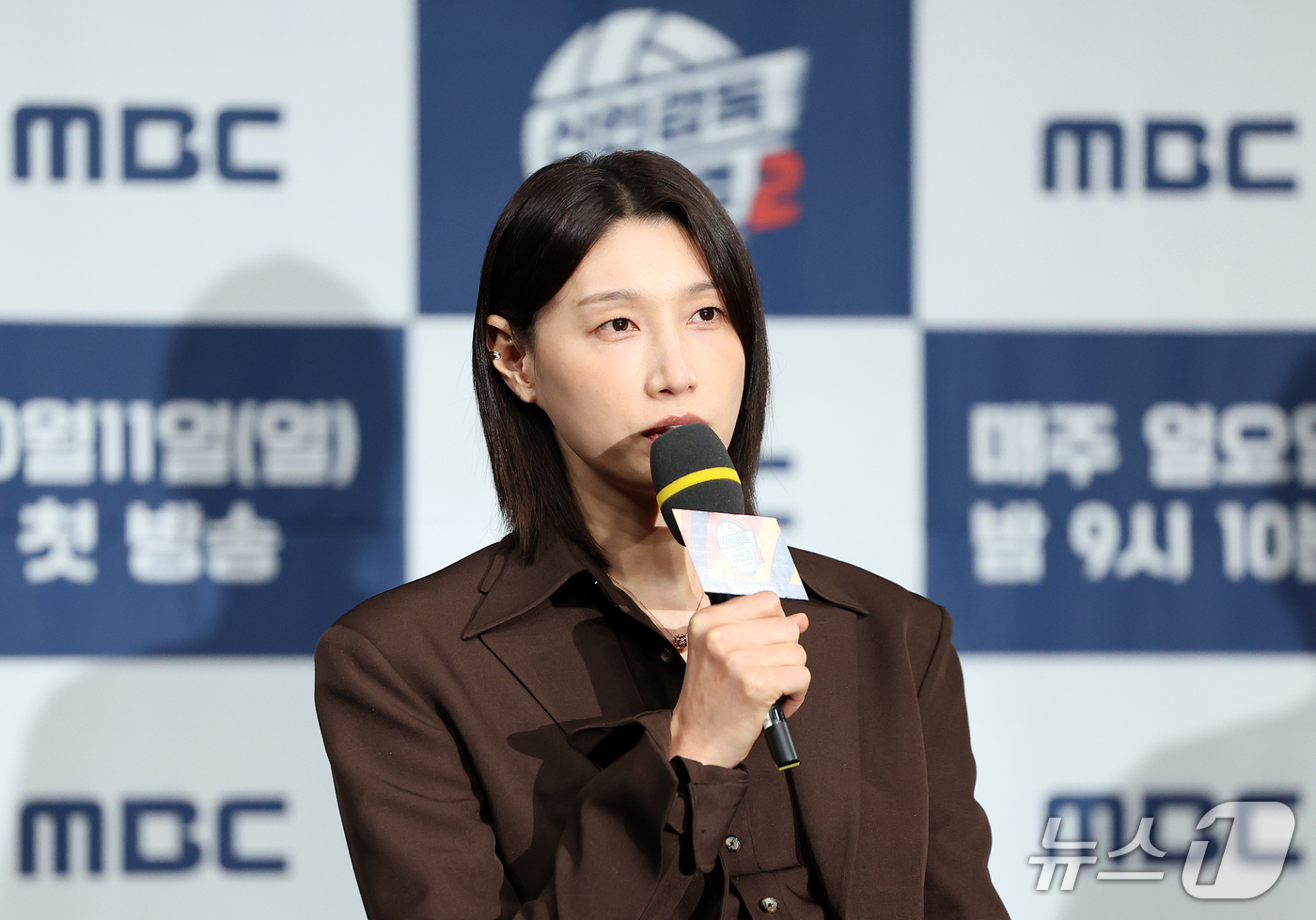 (서울=뉴스1) 김진환 기자 = 배구여제 김연경이 8일 오후 서울 마포구 상암동 MBC 골든마우스홀에서 열린 MBC 새 예능 '신인감독 김연경2' 제작발표회에 참석해 인사말을 하고 …