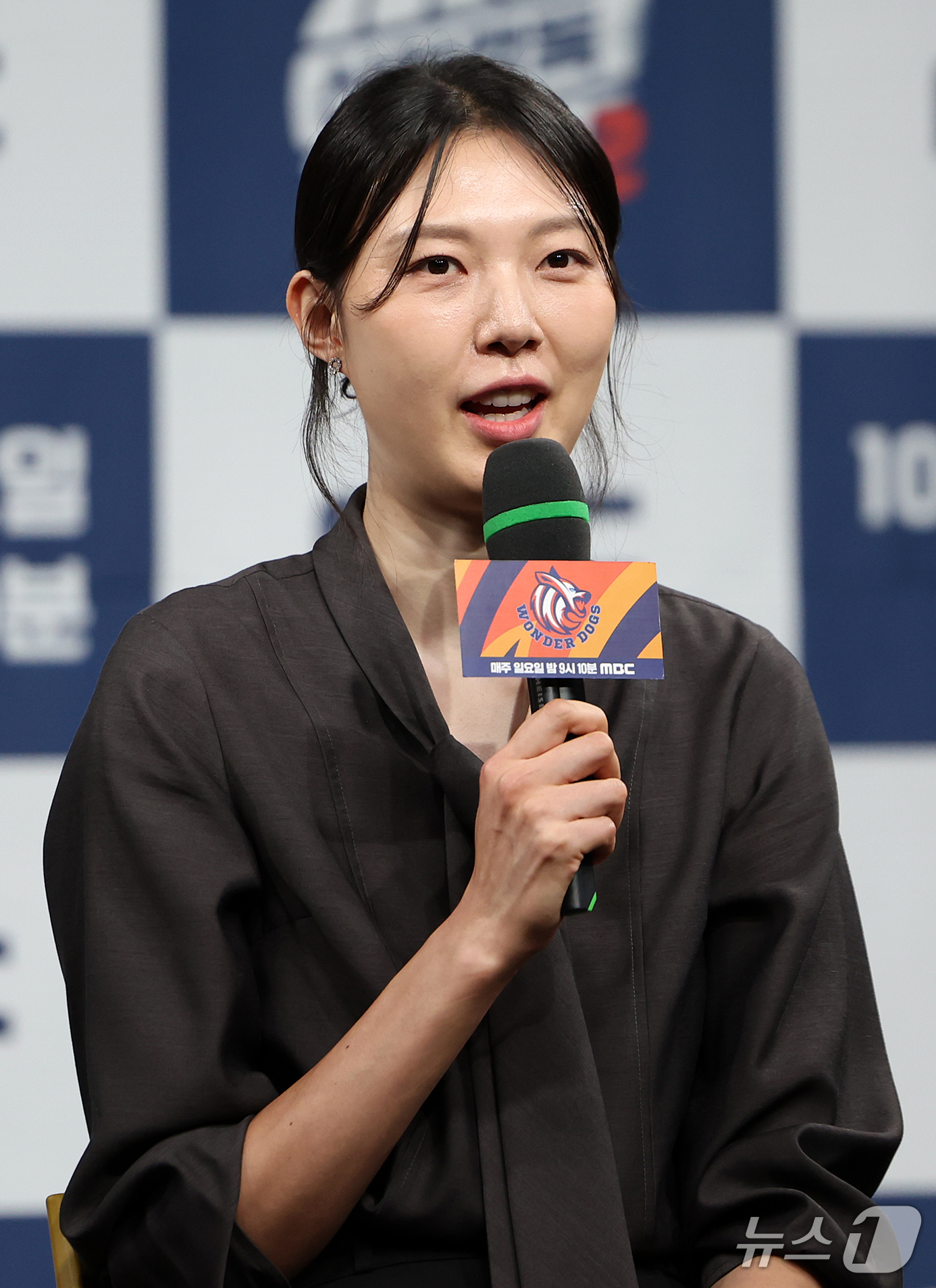 (서울=뉴스1) 김진환 기자 = 양효진 해설위원이 8일 오후 서울 마포구 상암동 MBC 골든마우스홀에서 열린 MBC 새 예능 '신인감독 김연경2' 제작발표회에 참석해 인사말을 하고 …