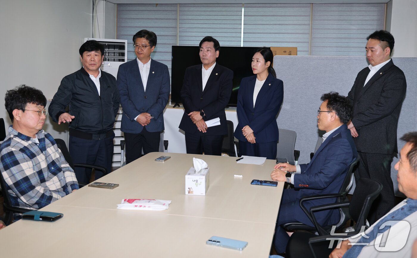 본문 이미지 - 대전 대덕구 주민들이 8일 파행을 어어가는 대덕구의회를 항의 방문해 국민의힘 소속 의원과 대화하고 있다.  ⓒ 뉴스1 김기태 기자